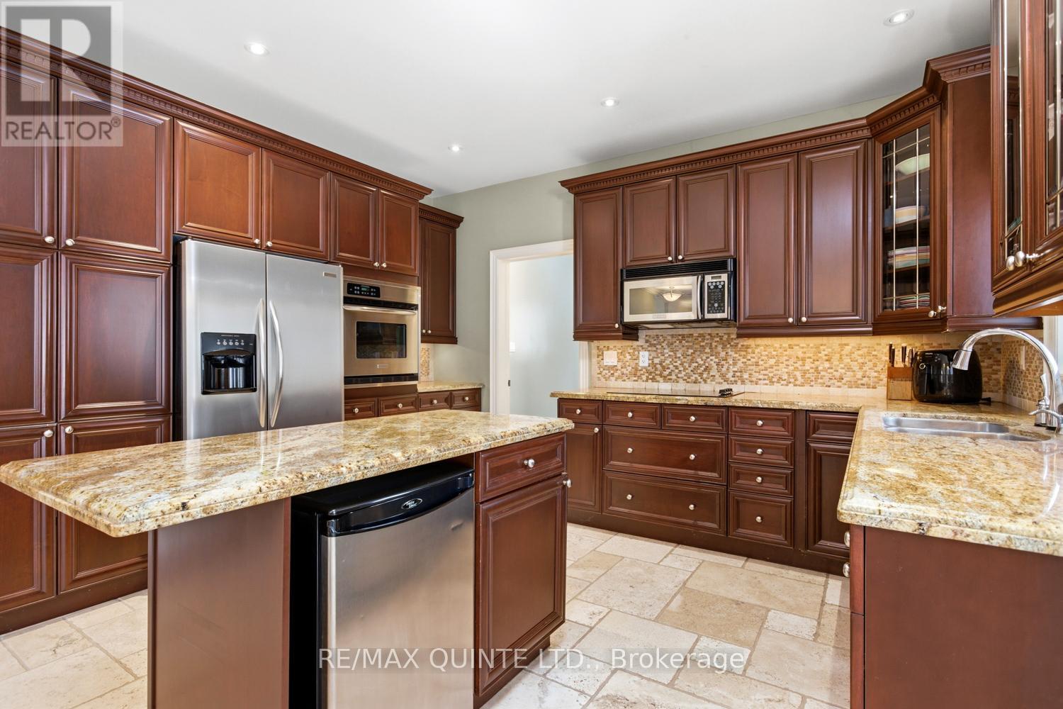 2 Treeview Avenue Property Photo 11