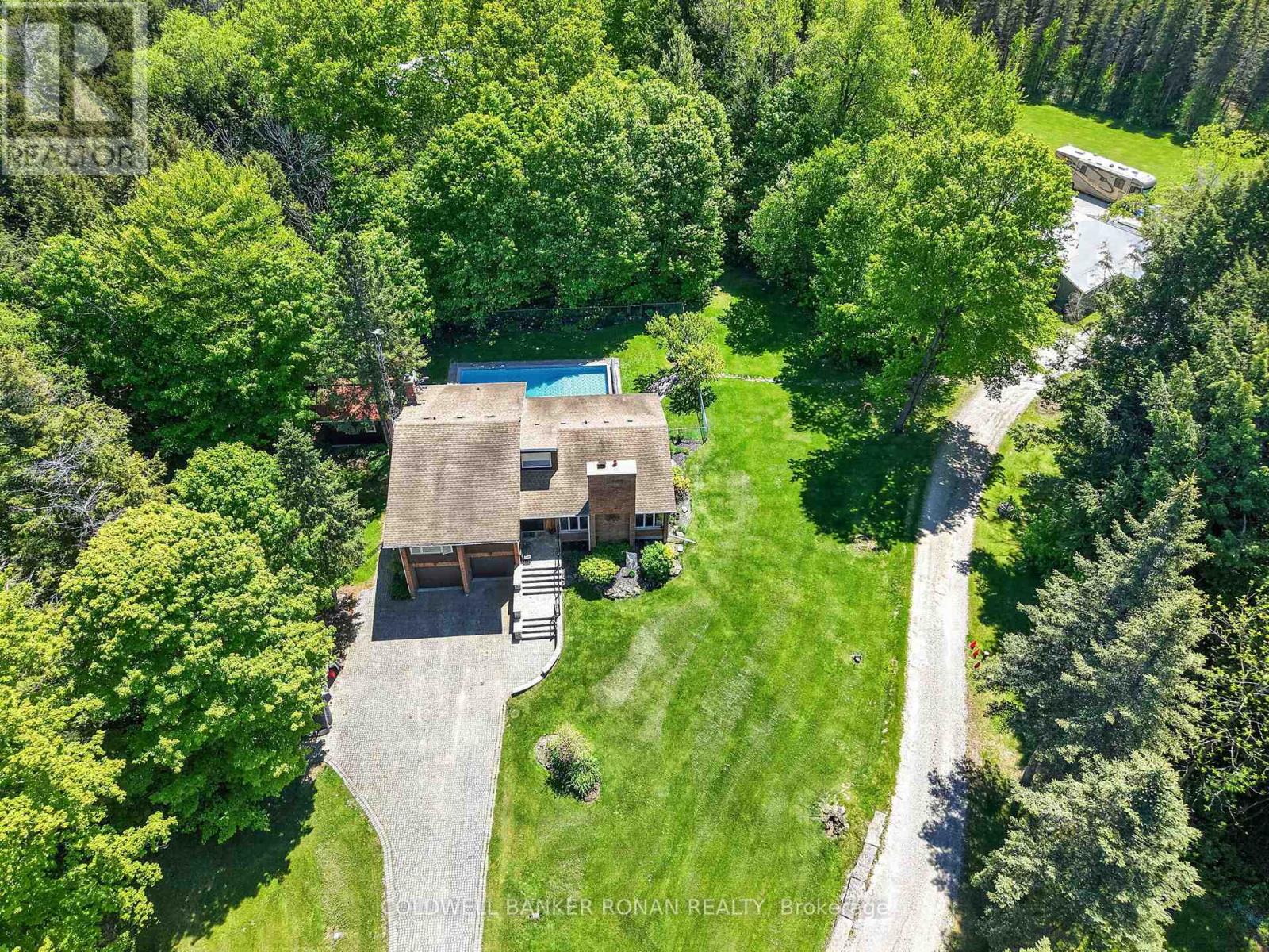 5565 5th Line Property Photo 1