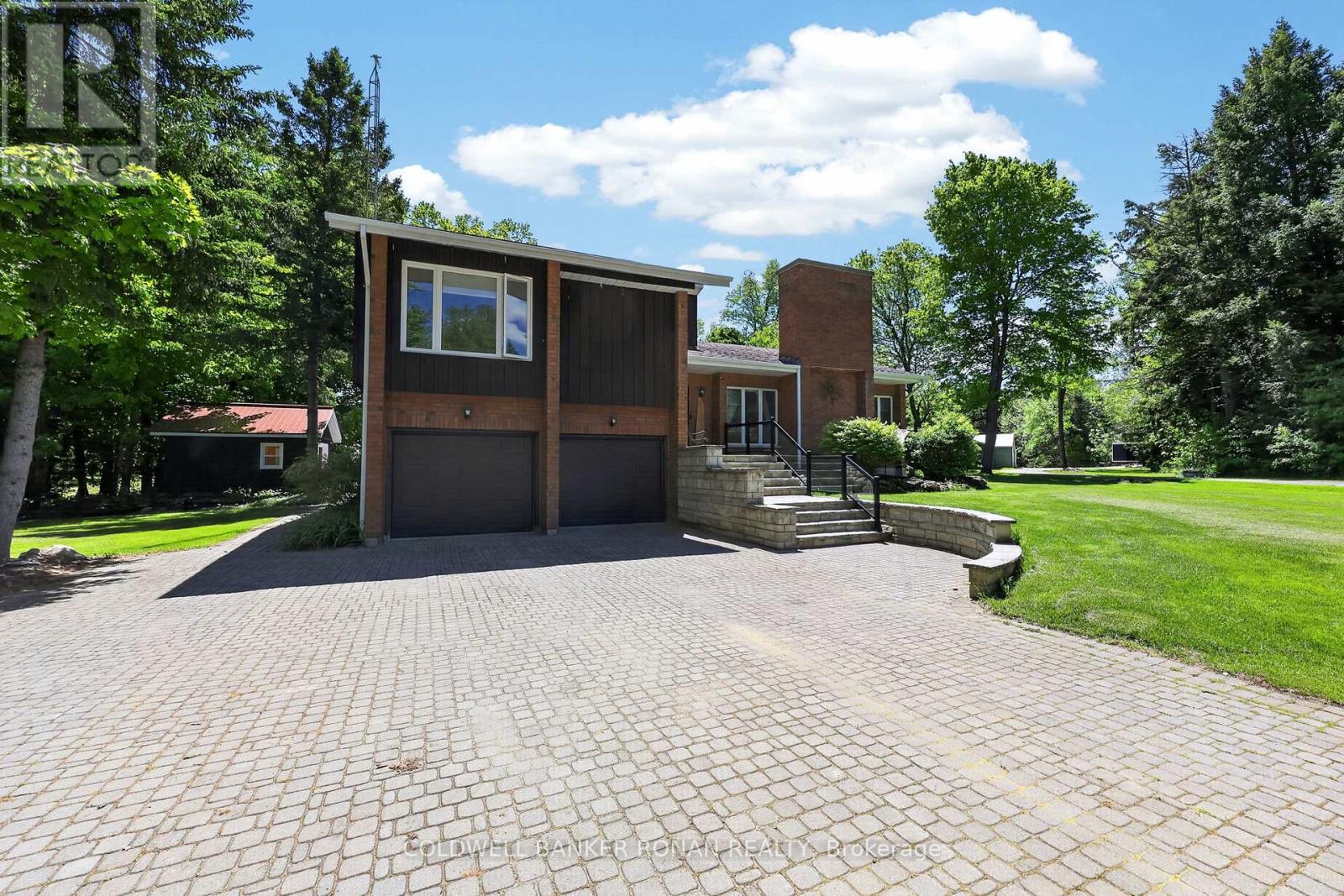 5565 5th Line Property Photo 2
