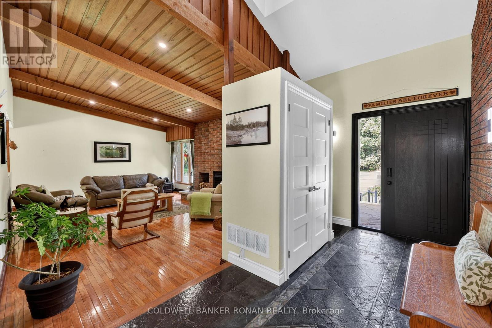 5565 5th Line Property Photo 5