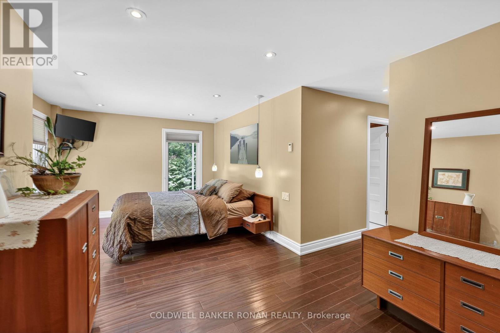 5565 5th Line Property Photo 16