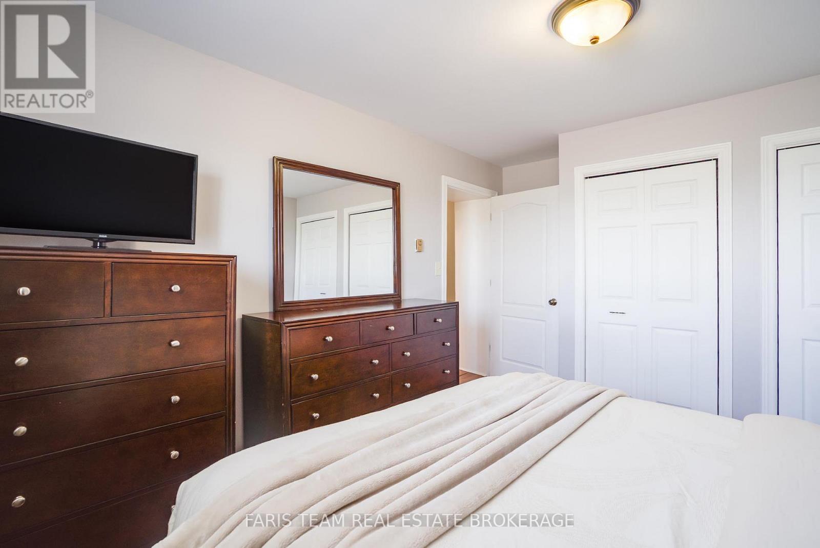 240 King Street Property Photo 19