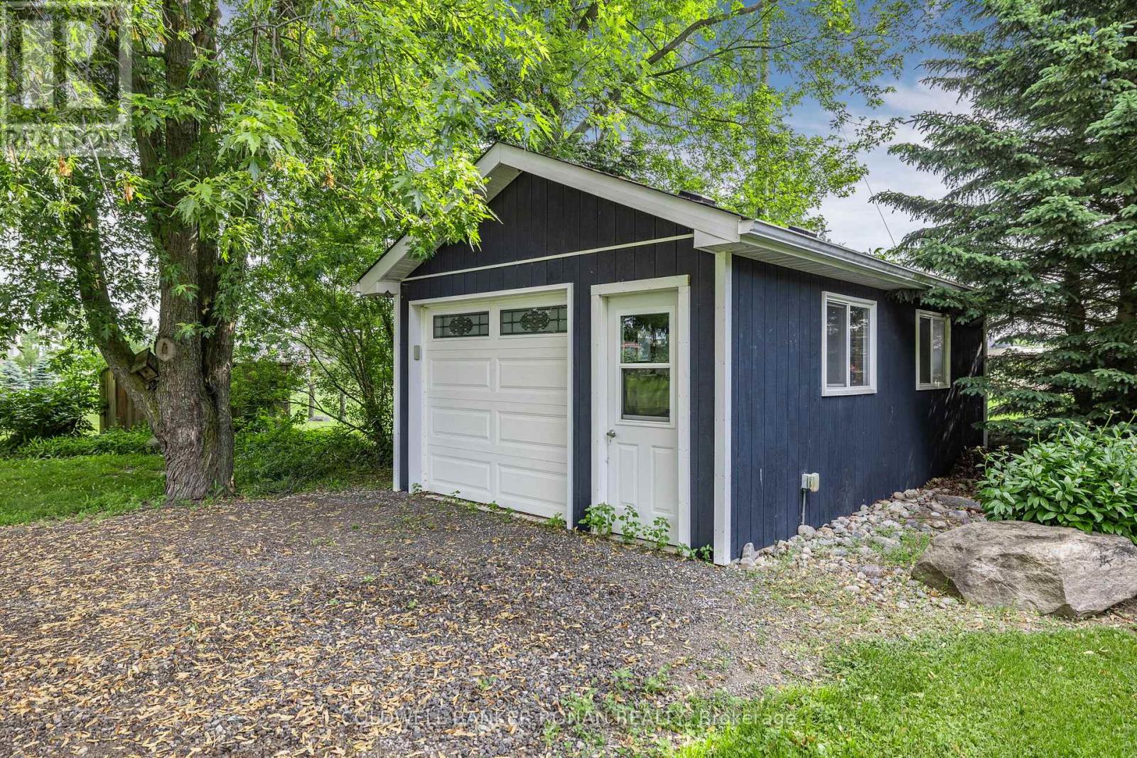 6643 3rd Line Property Photo 34