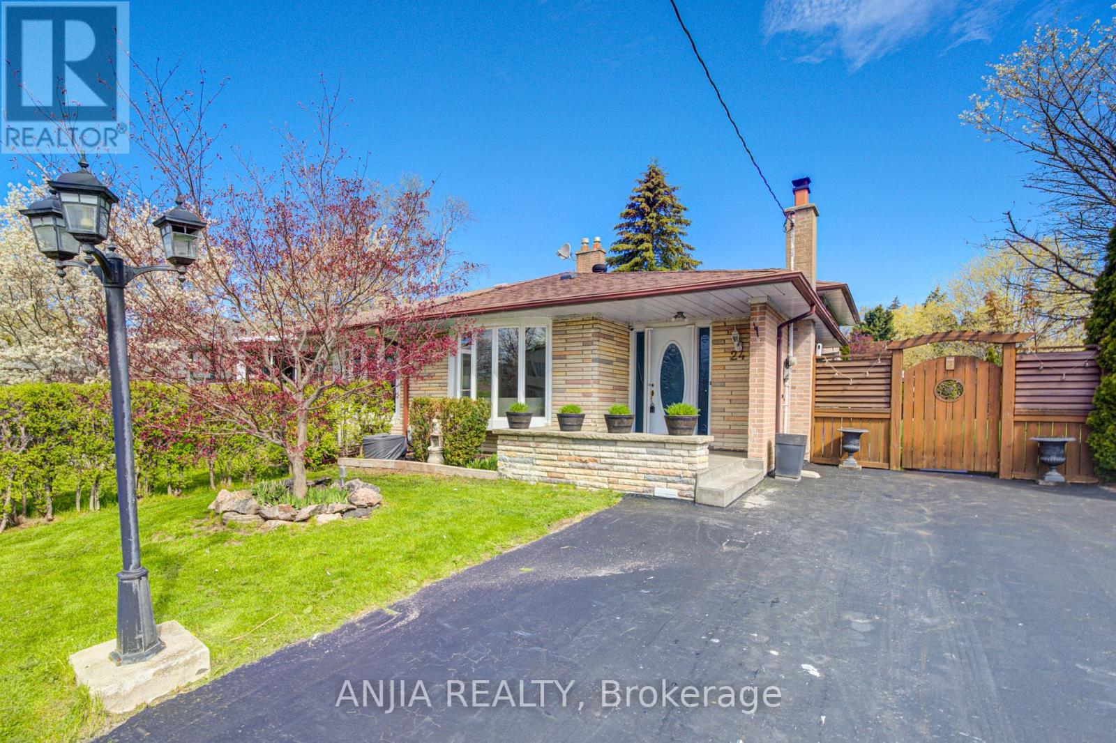24 Friar Tuck Road Property Photo 1