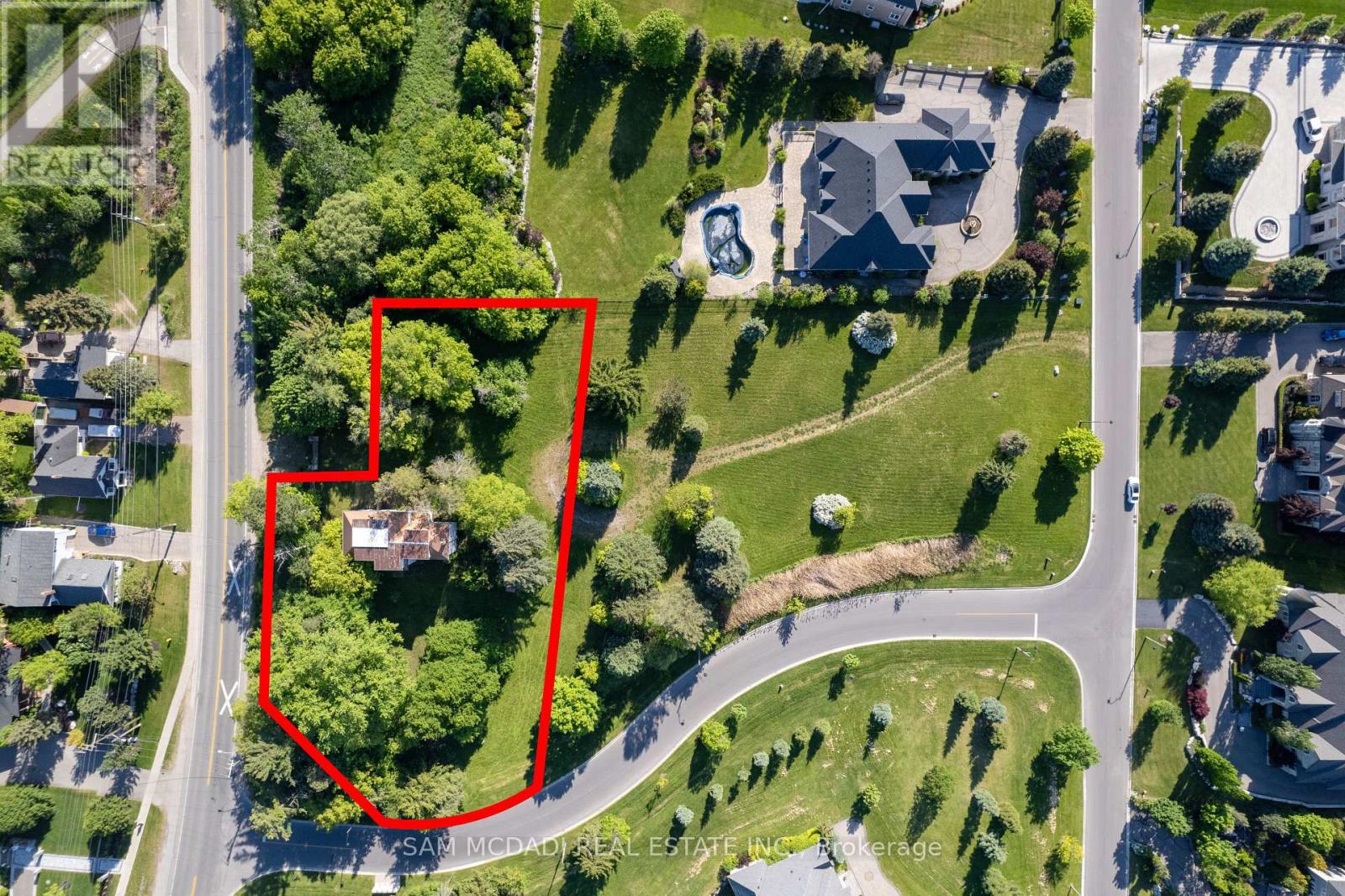 16 Charles Cooper Court Property Photo 3
