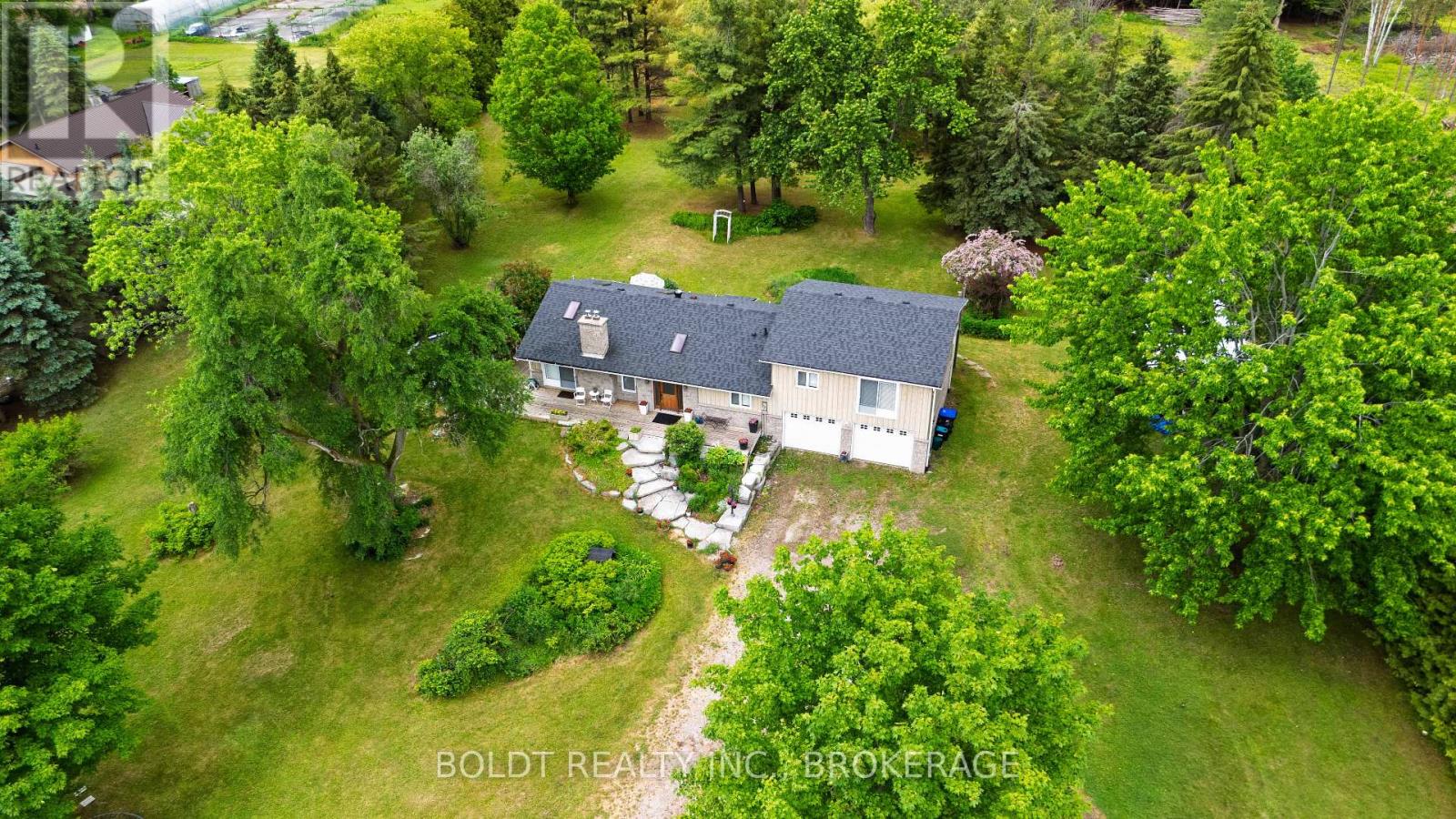 5832 5th Side Road Property Photo 1