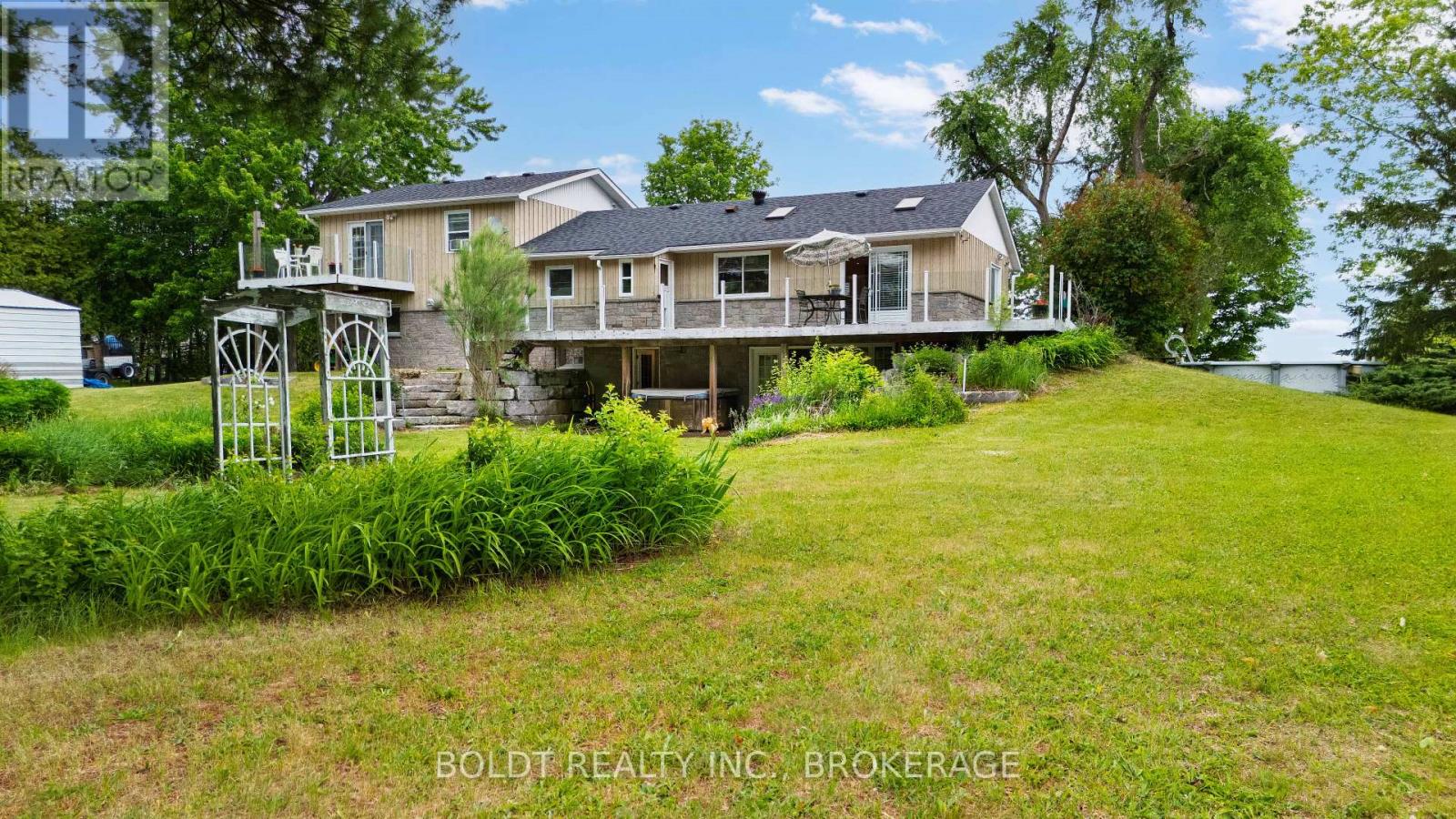 5832 5th Side Road Property Photo 3