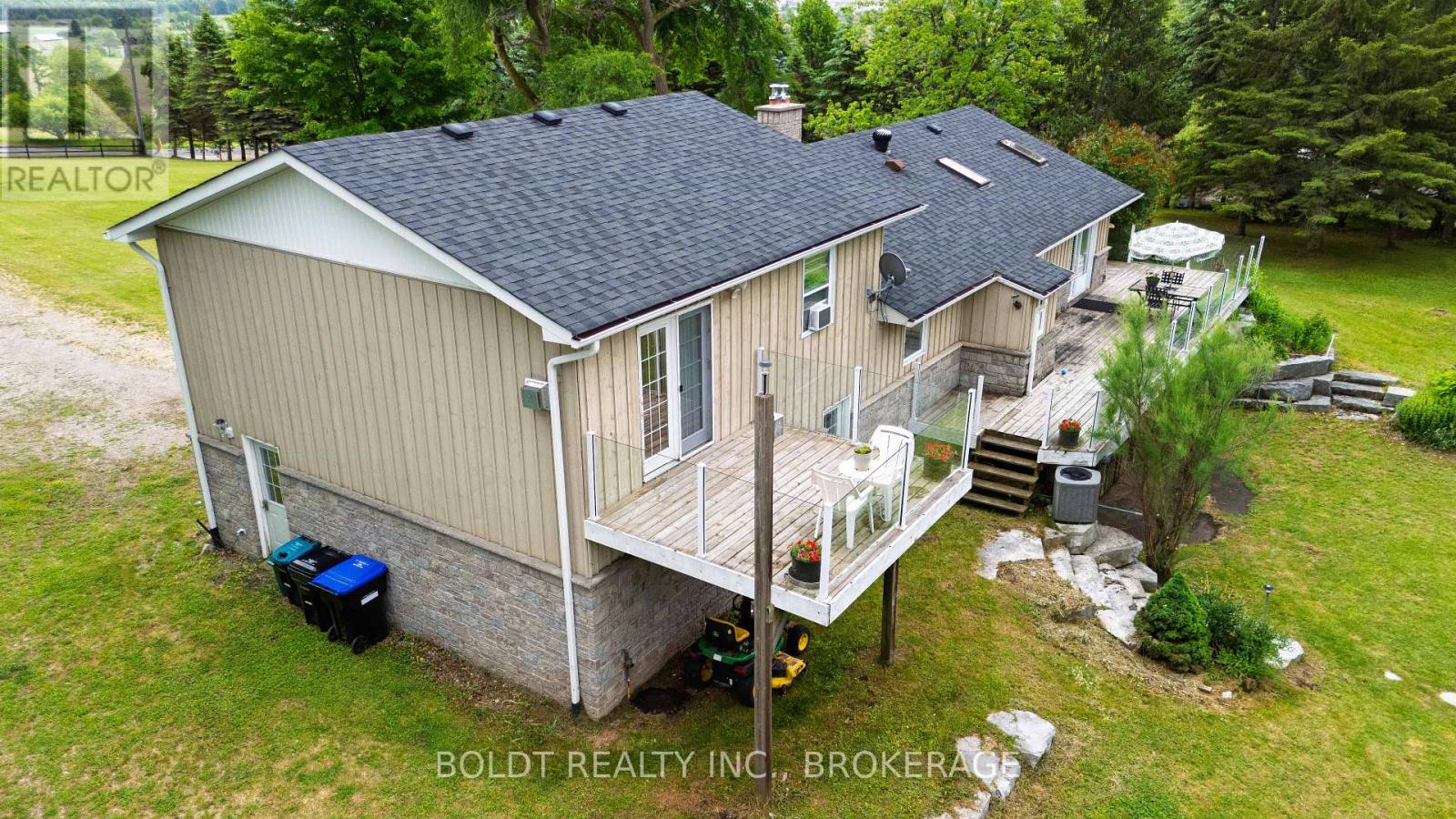 5832 5th Side Road Property Photo 6