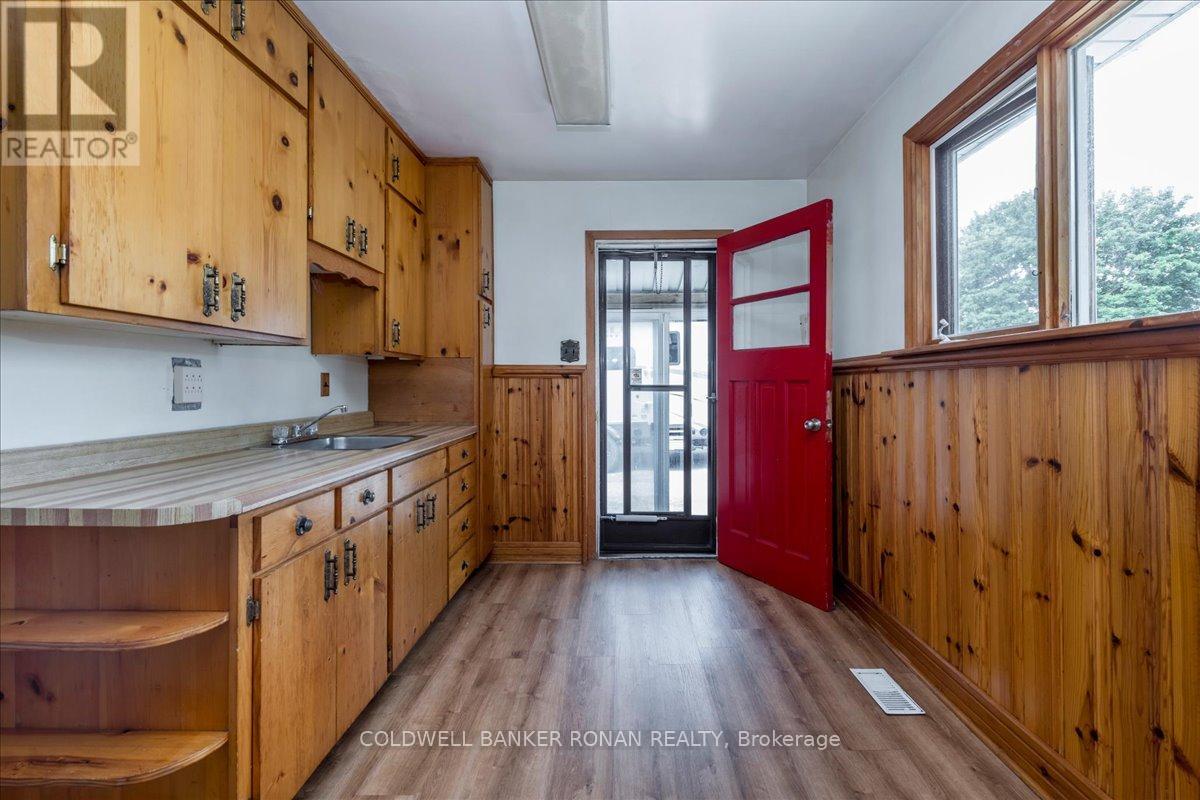 199 Tupper Street W Property Photo 4