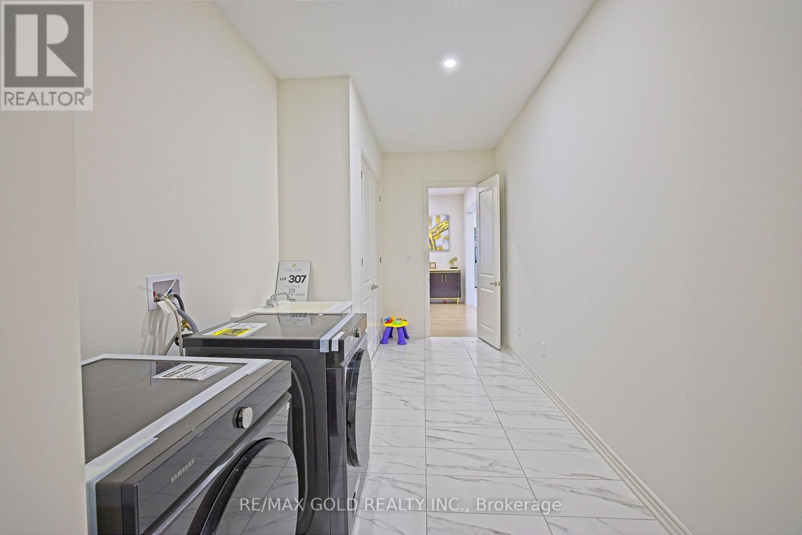 19 Marigold Boulevard Property Photo 28