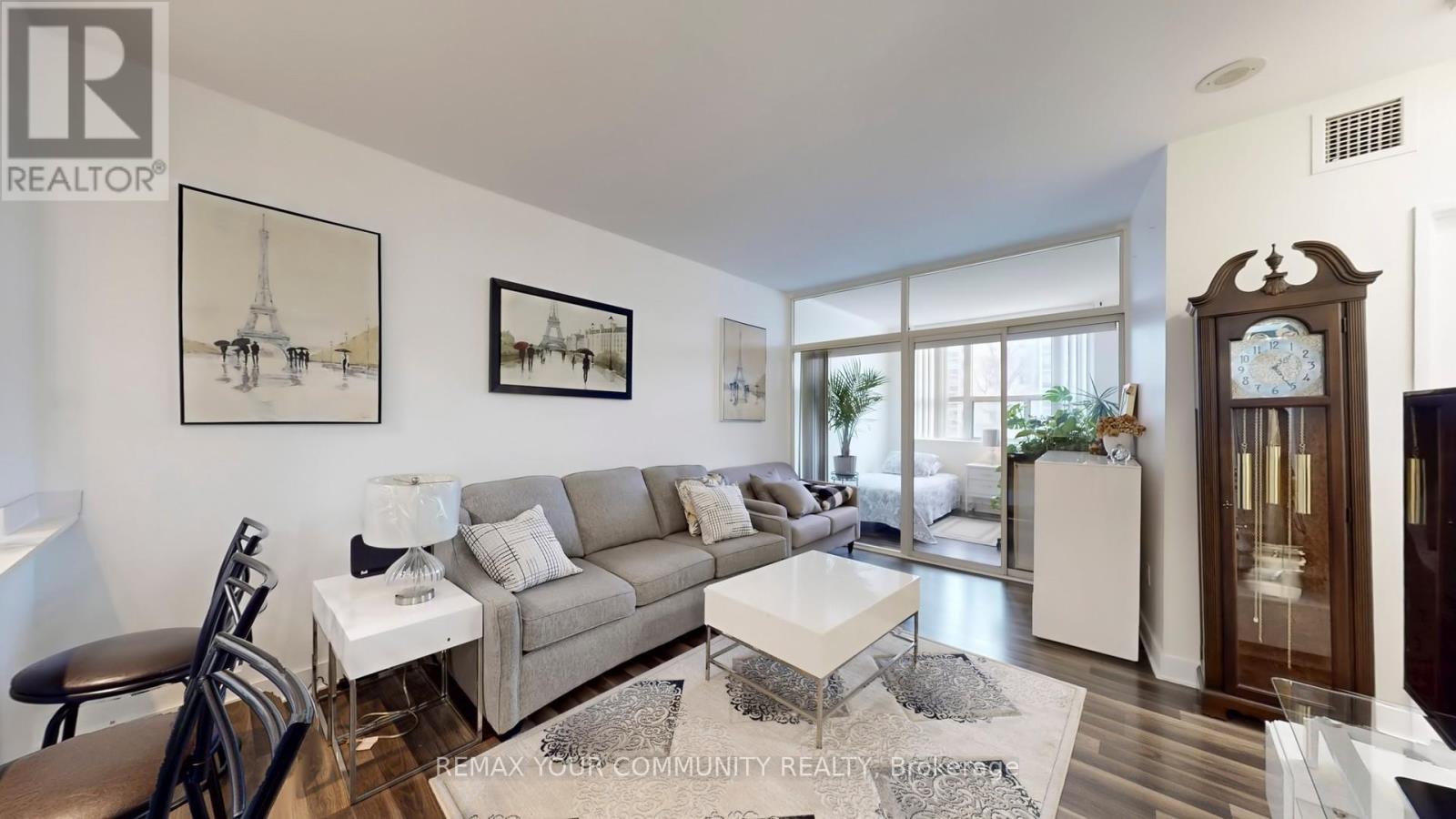 111 - 7398 Yonge Street Property Photo 2