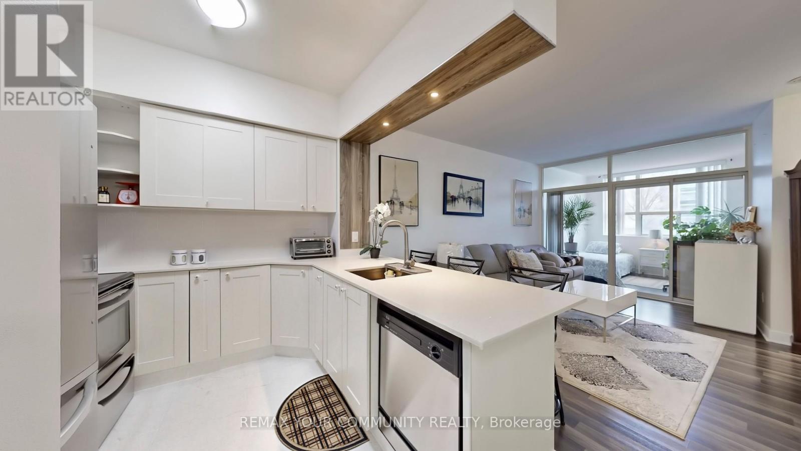 111 - 7398 Yonge Street Property Photo 6