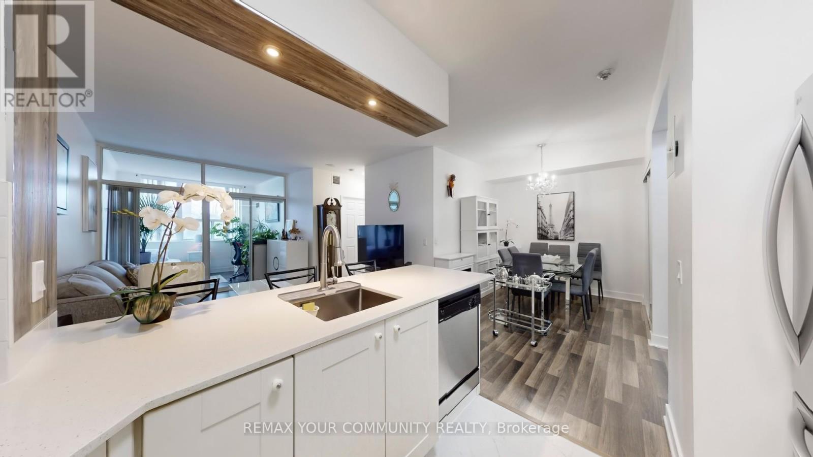111 - 7398 Yonge Street Property Photo 7