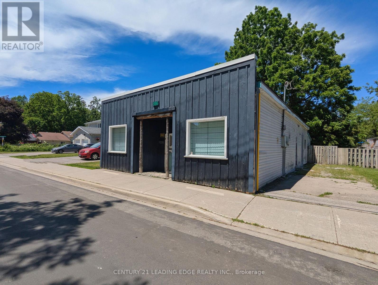 916 Lake Drive E Property Photo 1