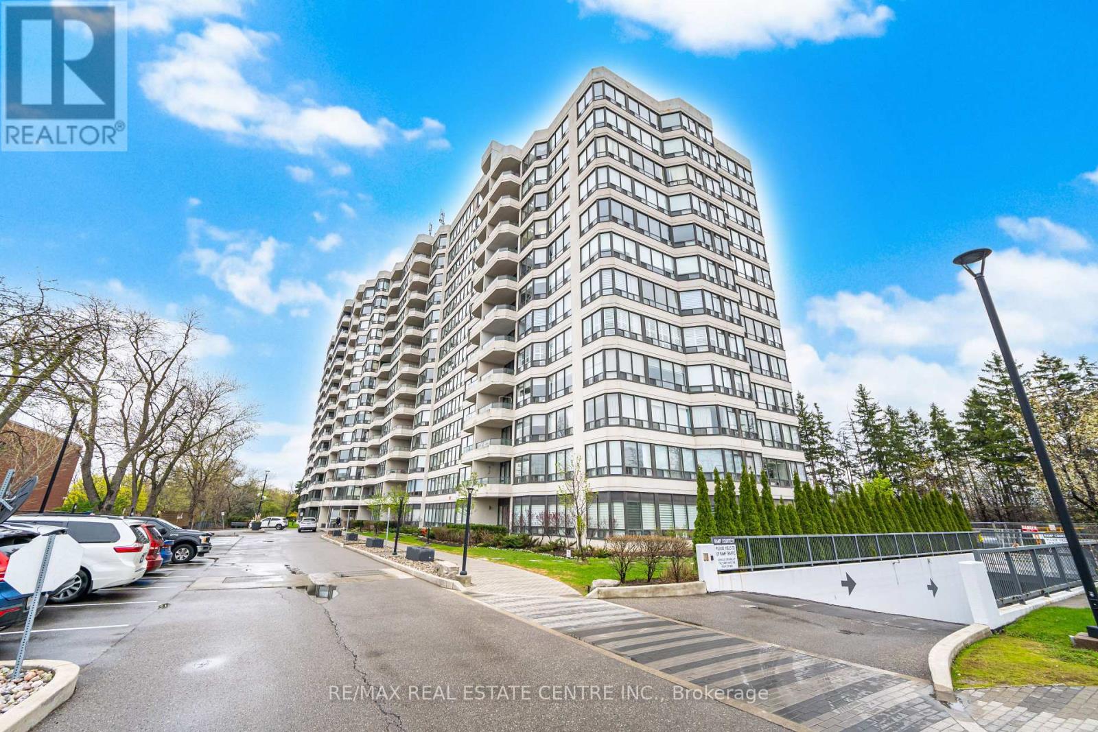 1414 - 8501 Bayview Avenue Property Photo 1