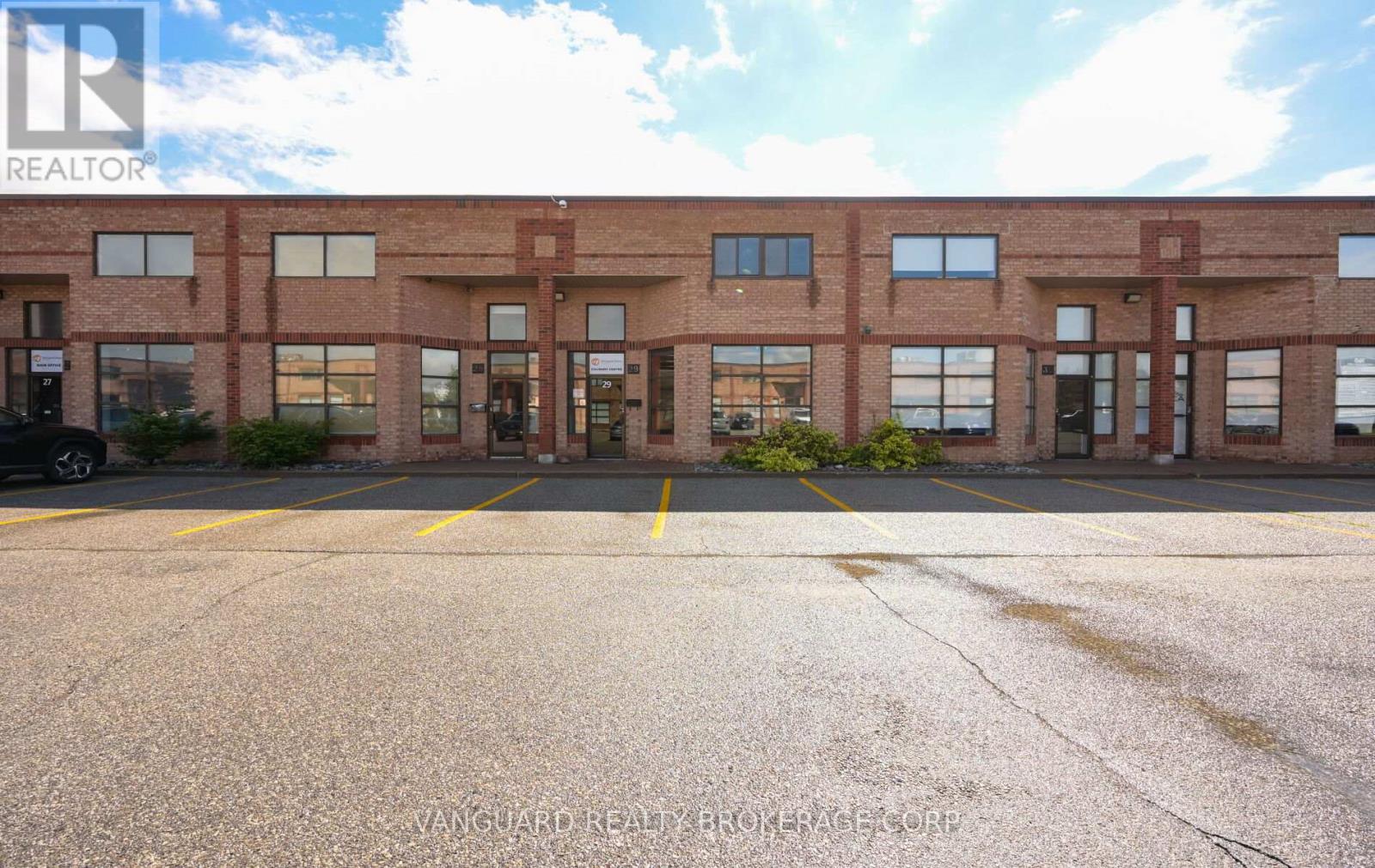 29 - 160 APPLEWOOD CRESCENT