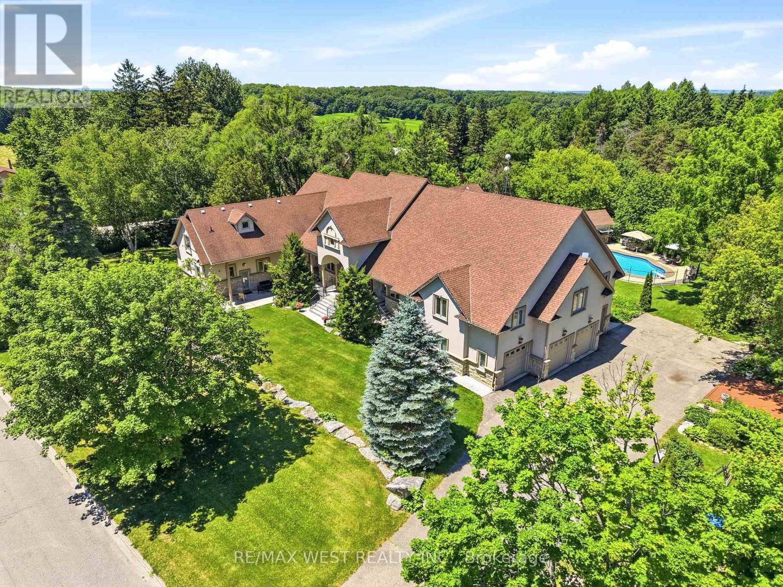 2 KINGSWOOD DRIVE