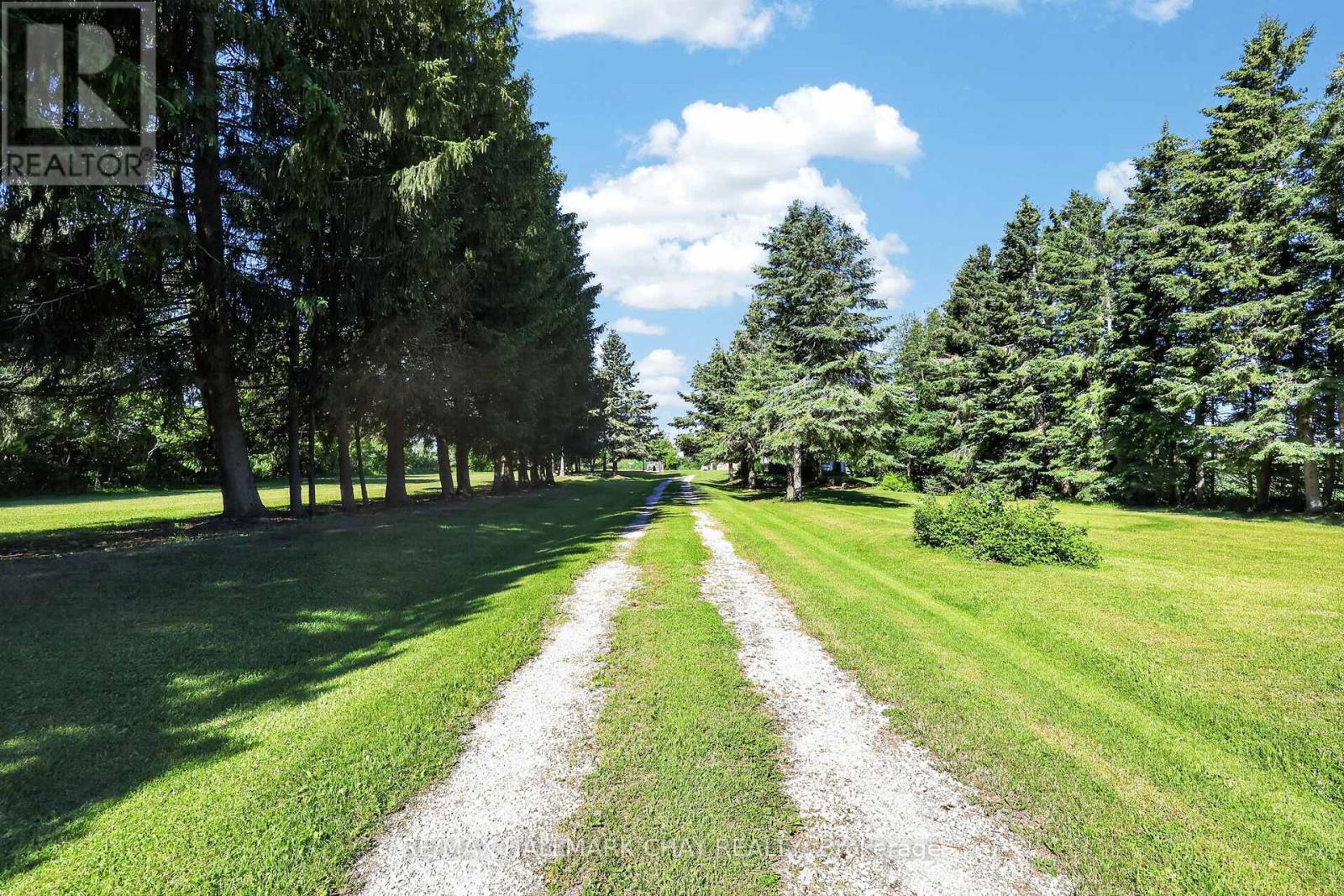 7874 10th Line Property Photo 2