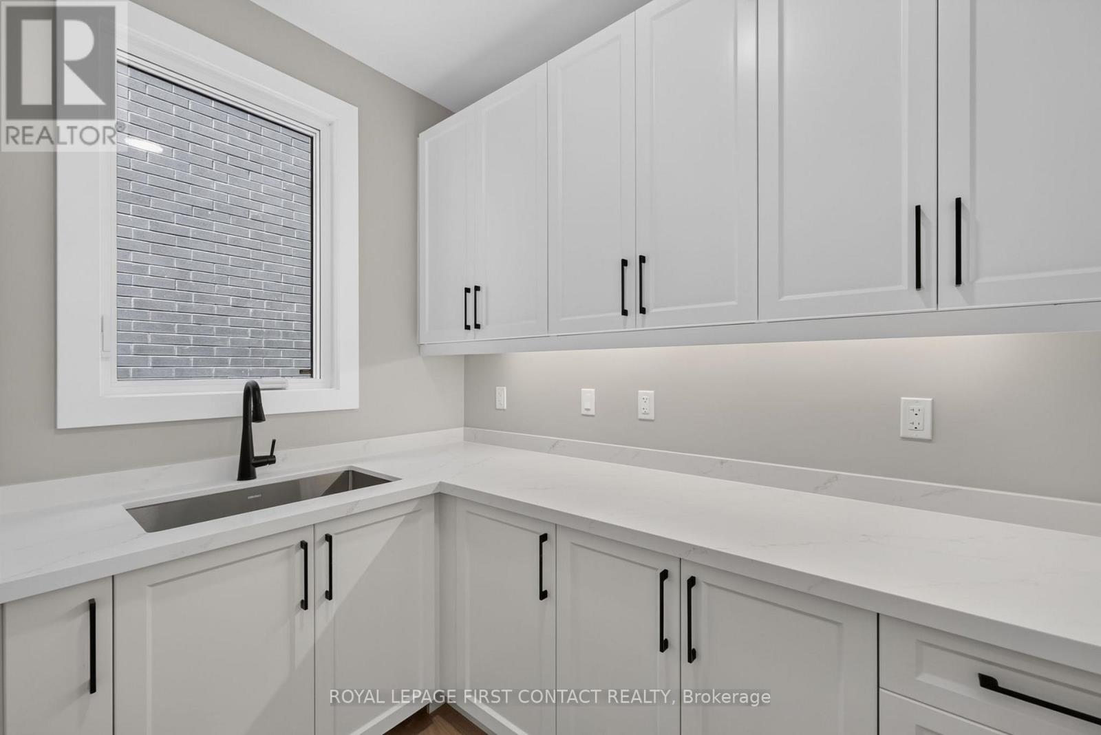 929 7th Line Property Photo 7