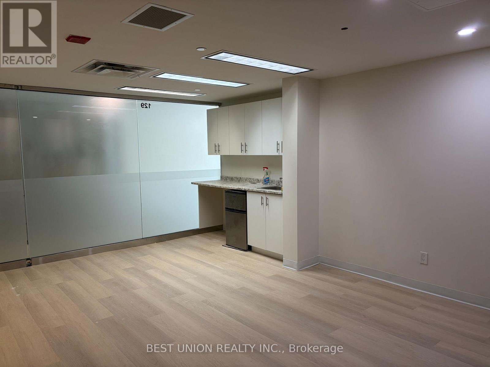 126 - 7155 Woodbine Avenue Property Photo 6
