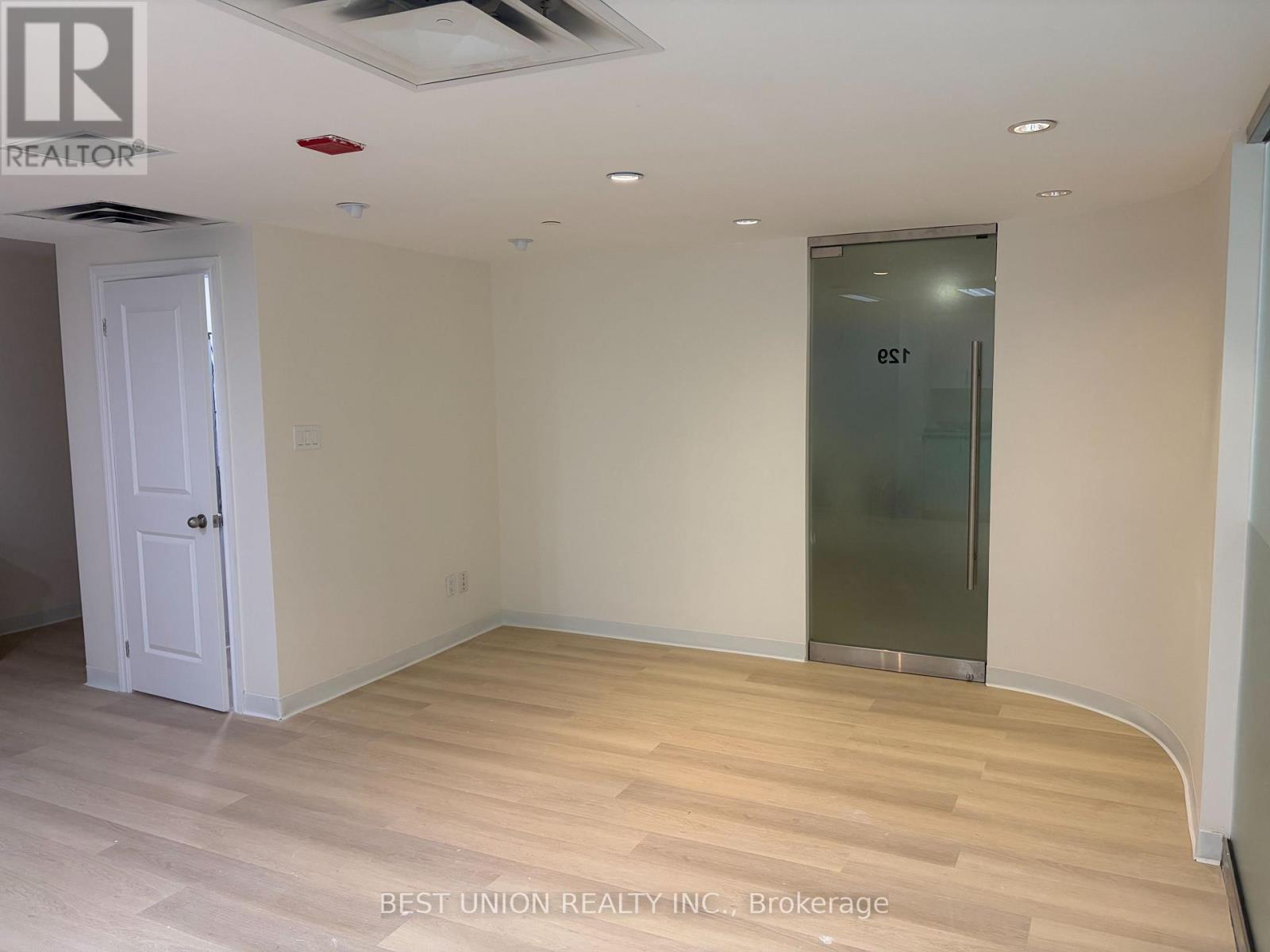 126 - 7155 Woodbine Avenue Property Photo 8