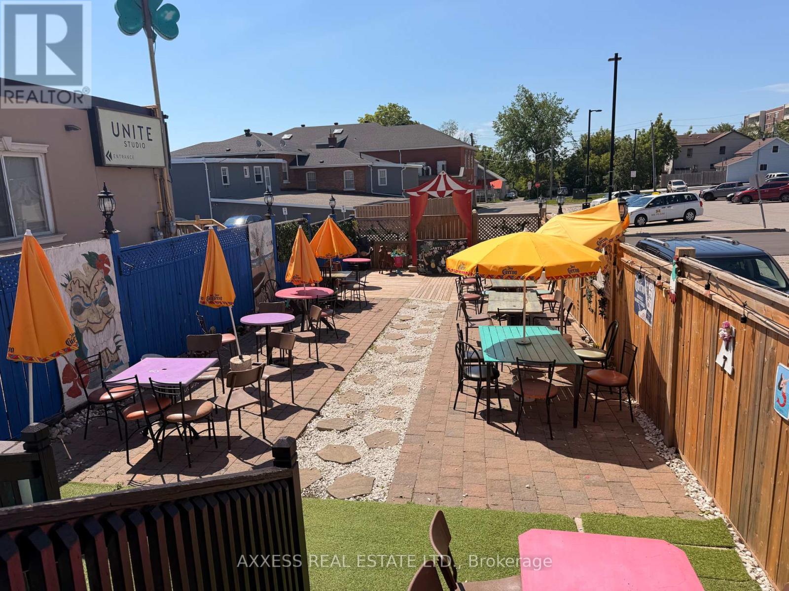 22 Holland Street W Property Photo 6