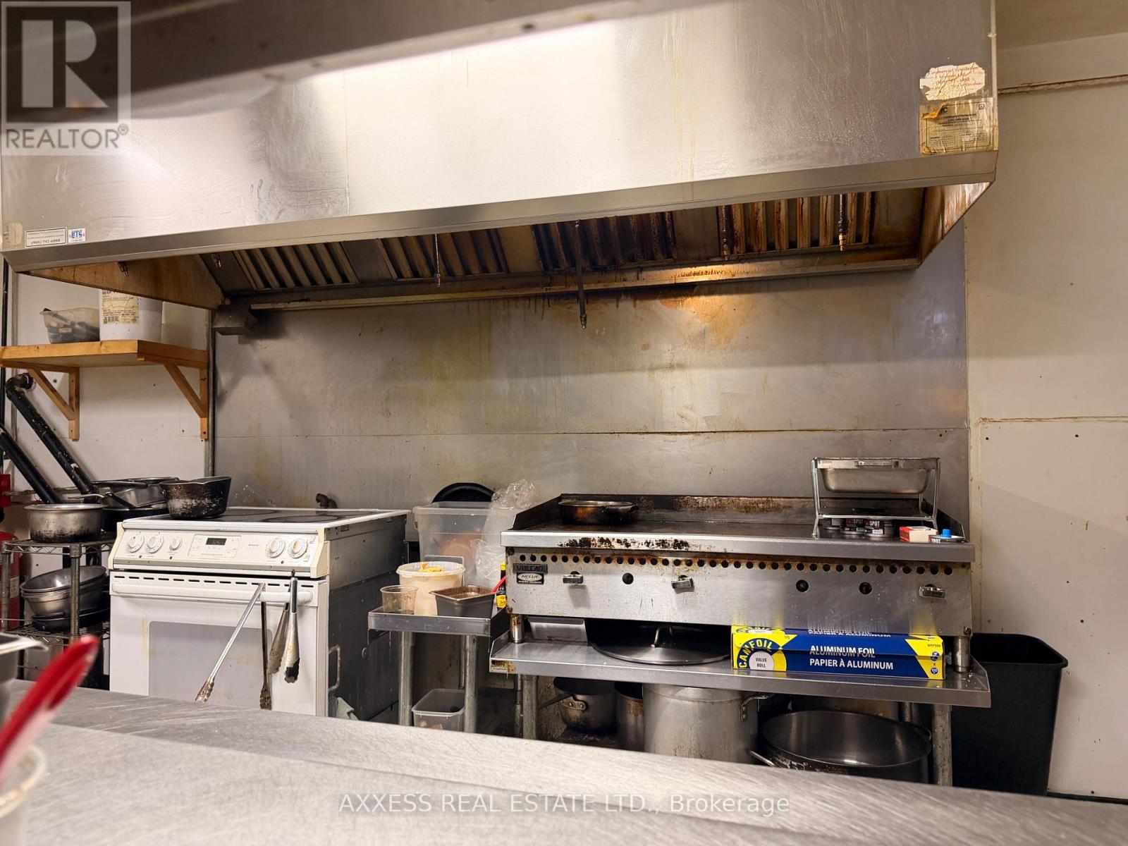 22 Holland Street W Property Photo 5