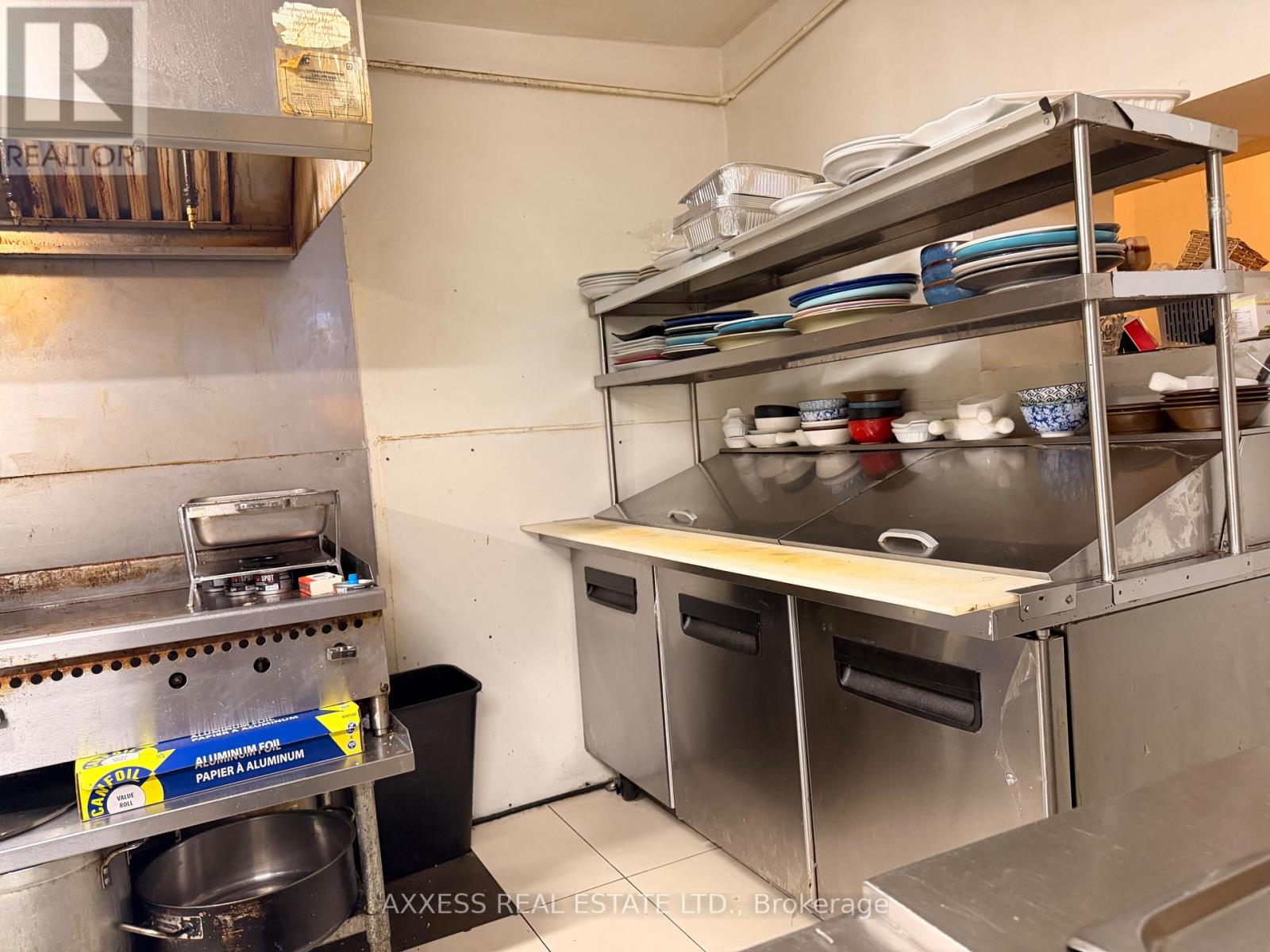 22 Holland Street W Property Photo 6