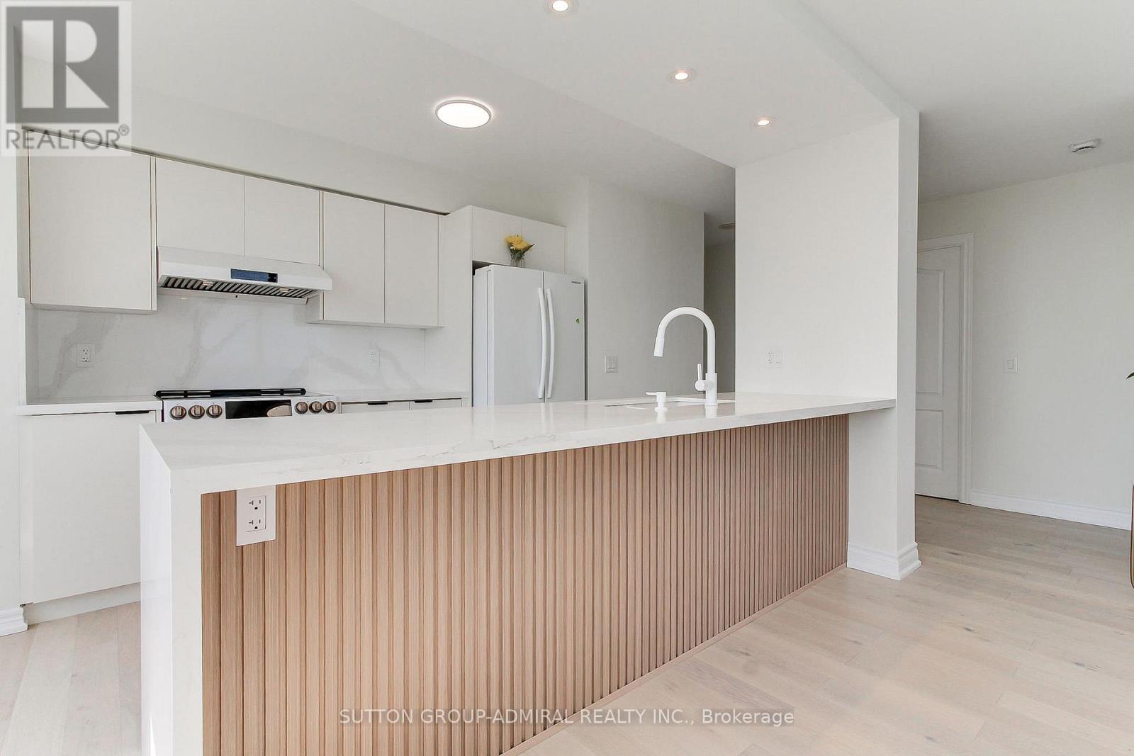 905 - 50 Disera Drive Property Photo 8