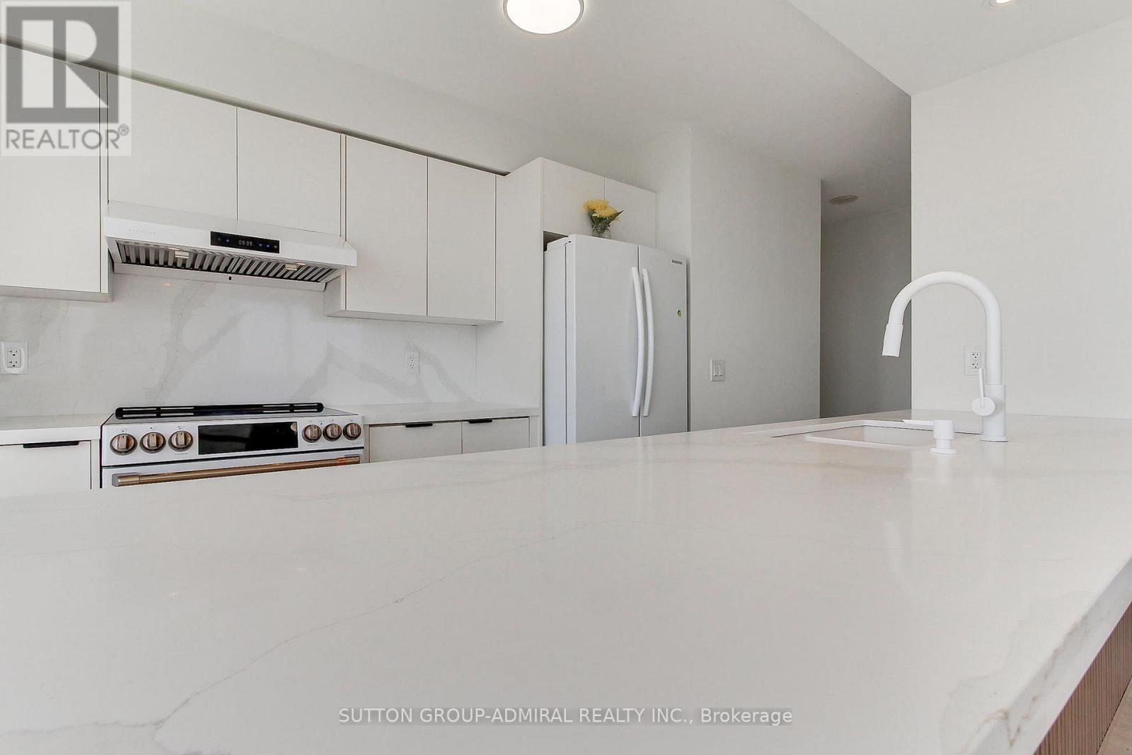 905 - 50 Disera Drive Property Photo 9