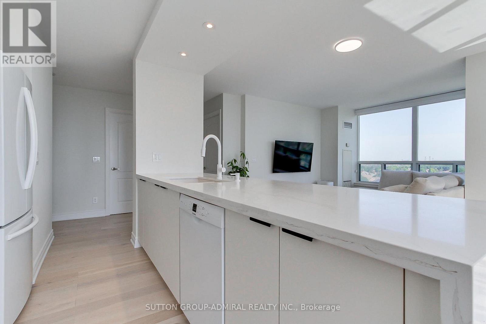 905 - 50 Disera Drive Property Photo 13