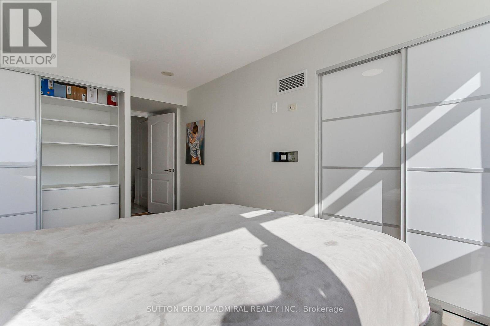 905 - 50 Disera Drive Property Photo 25