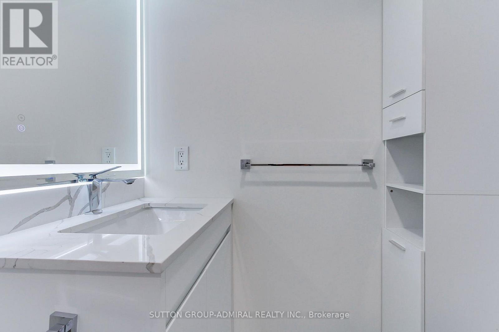 905 - 50 Disera Drive Property Photo 34