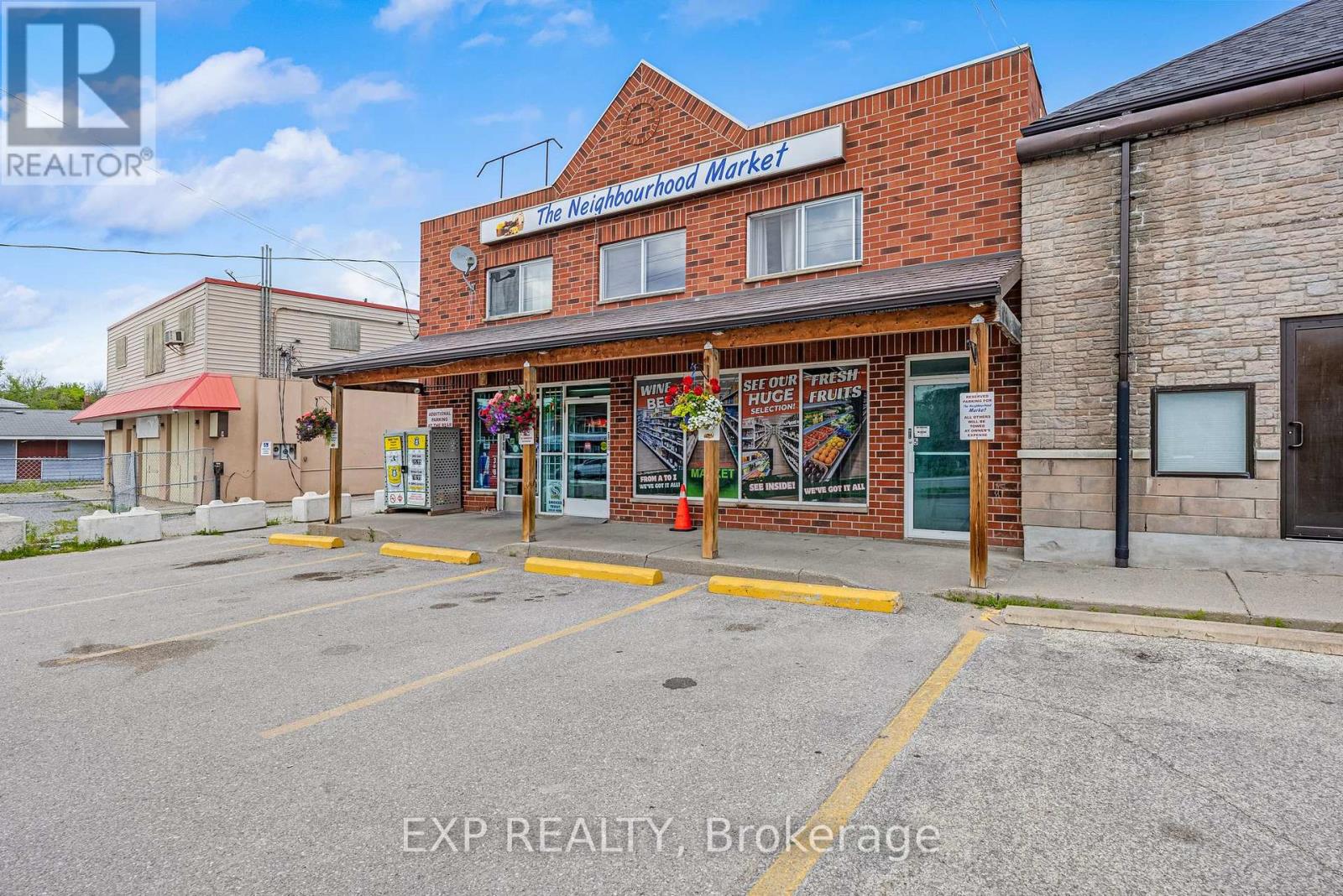 19423 Yonge Street Property Photo 7