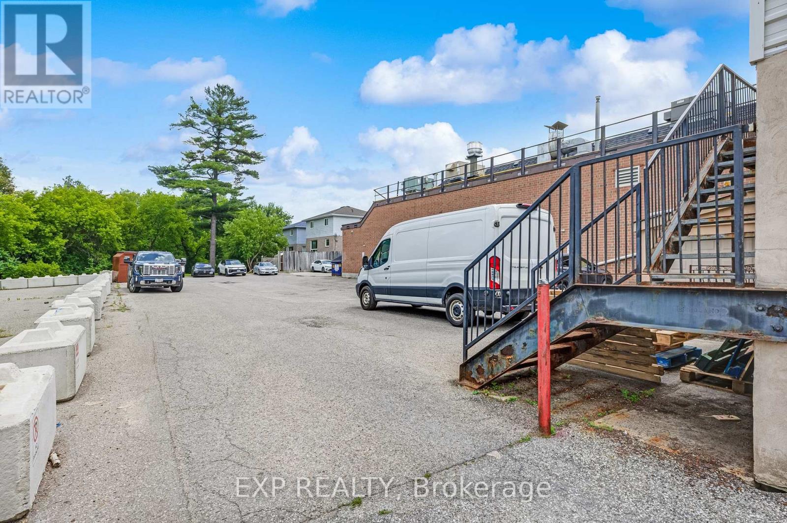 19423 Yonge Street Property Photo 9
