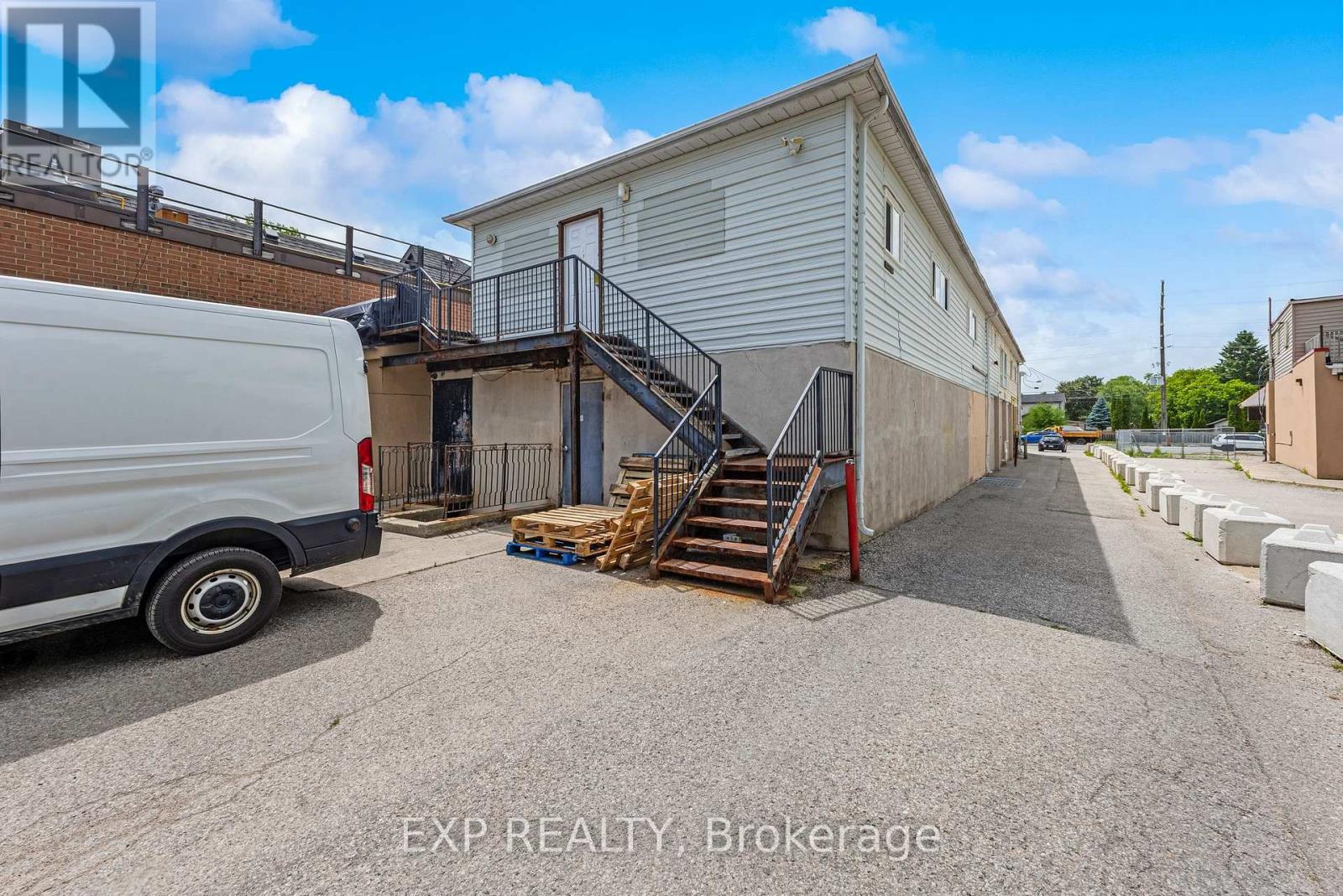 19423 Yonge Street Property Photo 10