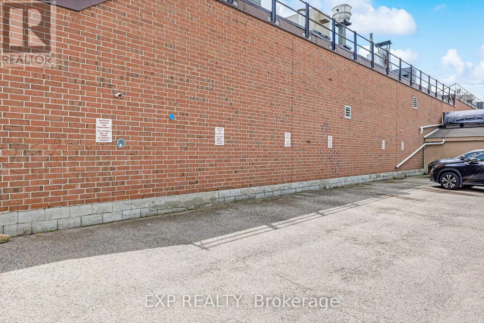 19423 Yonge Street Property Photo 11