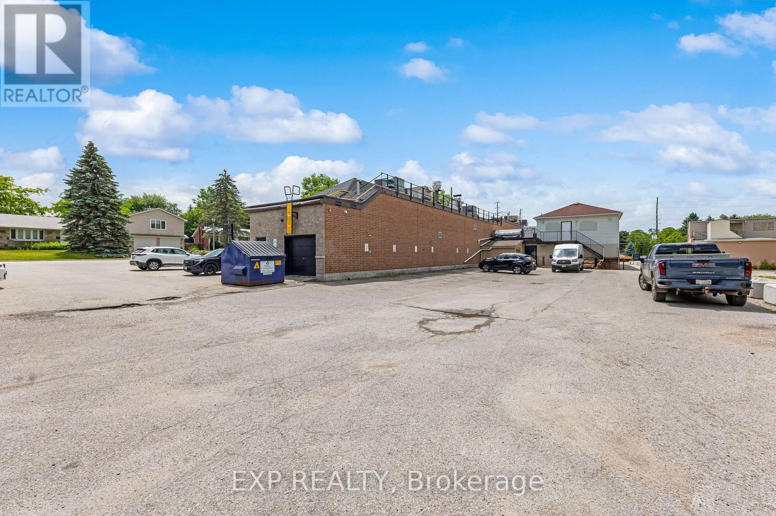 19423 Yonge Street Property Photo 13