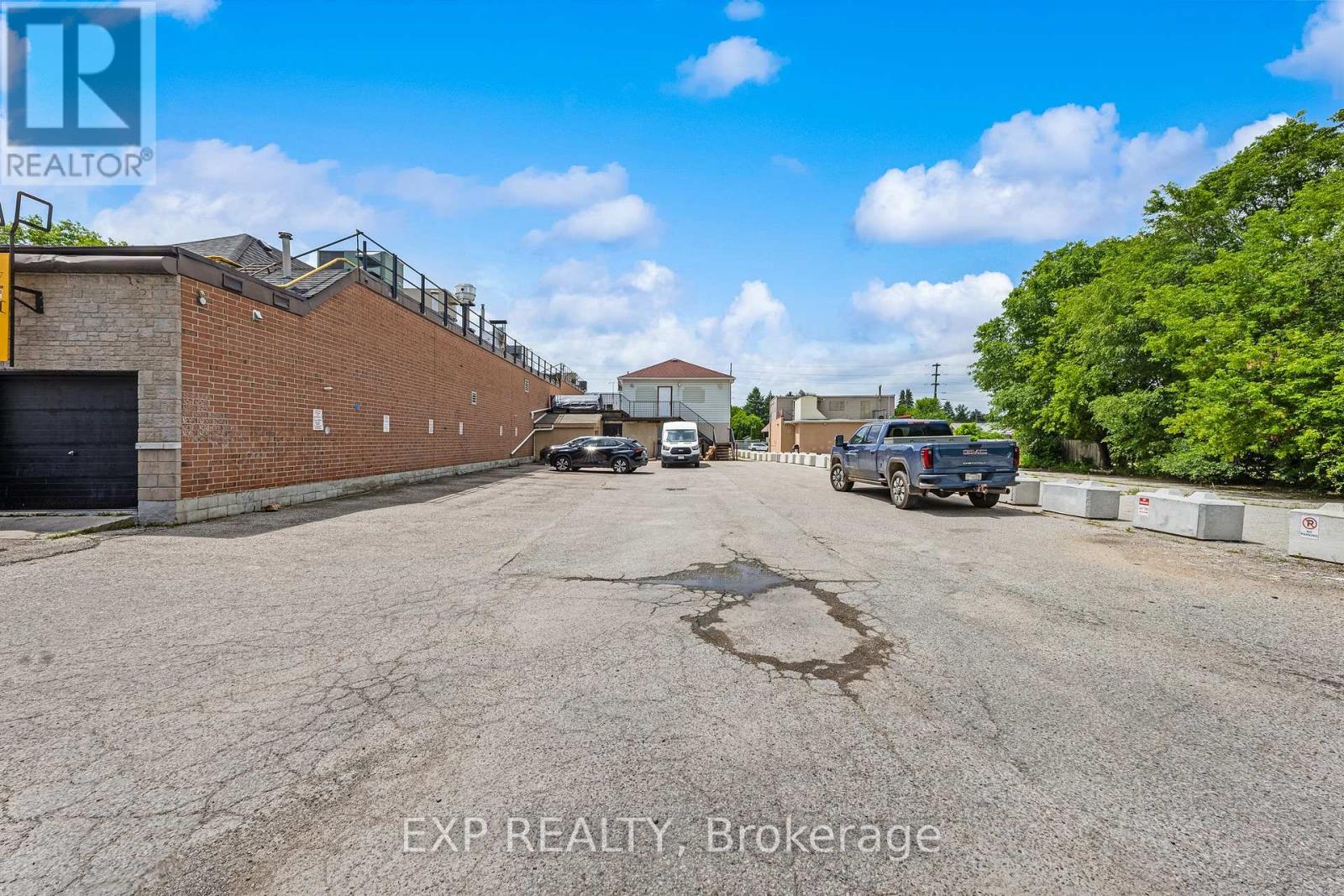 19423 Yonge Street Property Photo 15