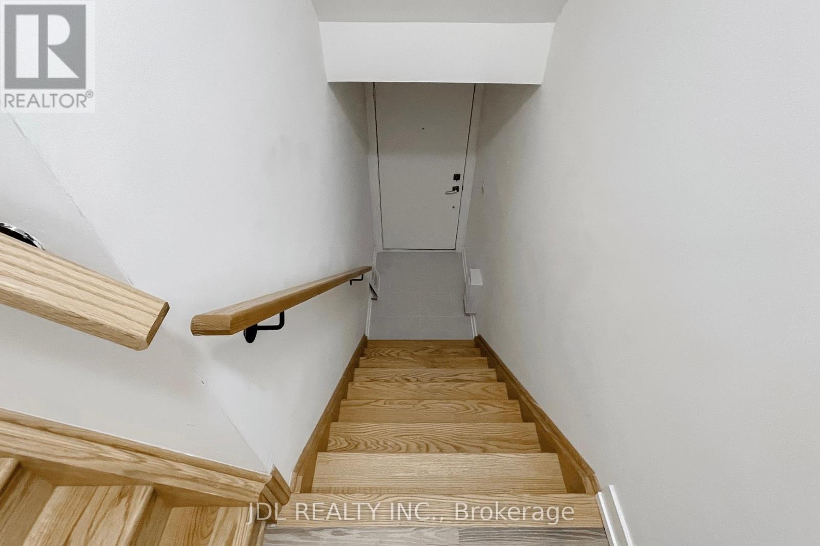 112 - 370 Red Maple Road Property Photo 5