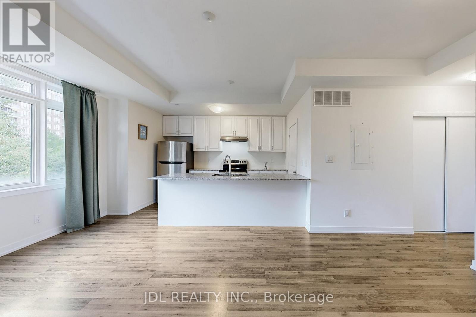 112 - 370 Red Maple Road Property Photo 8