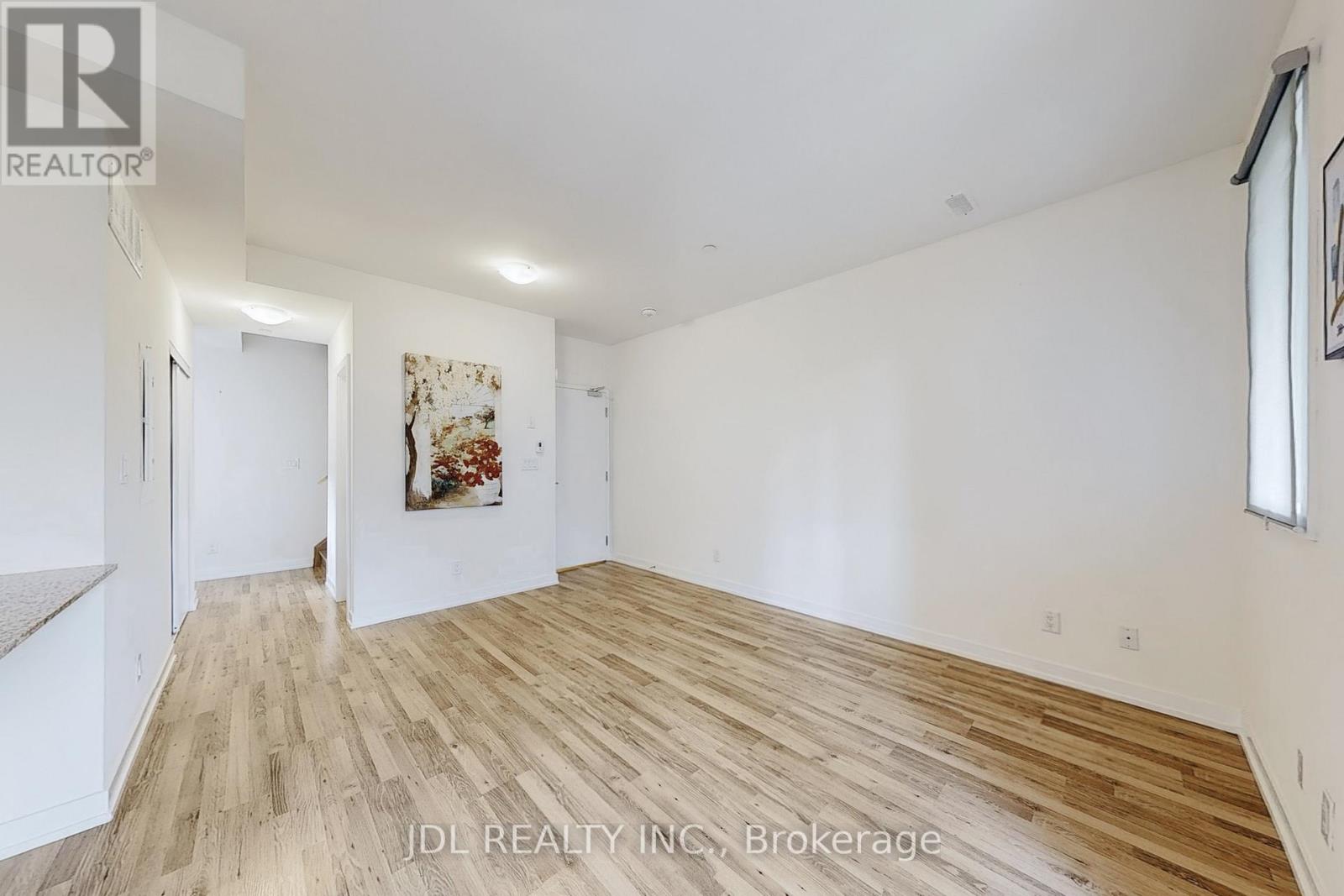112 - 370 Red Maple Road Property Photo 9