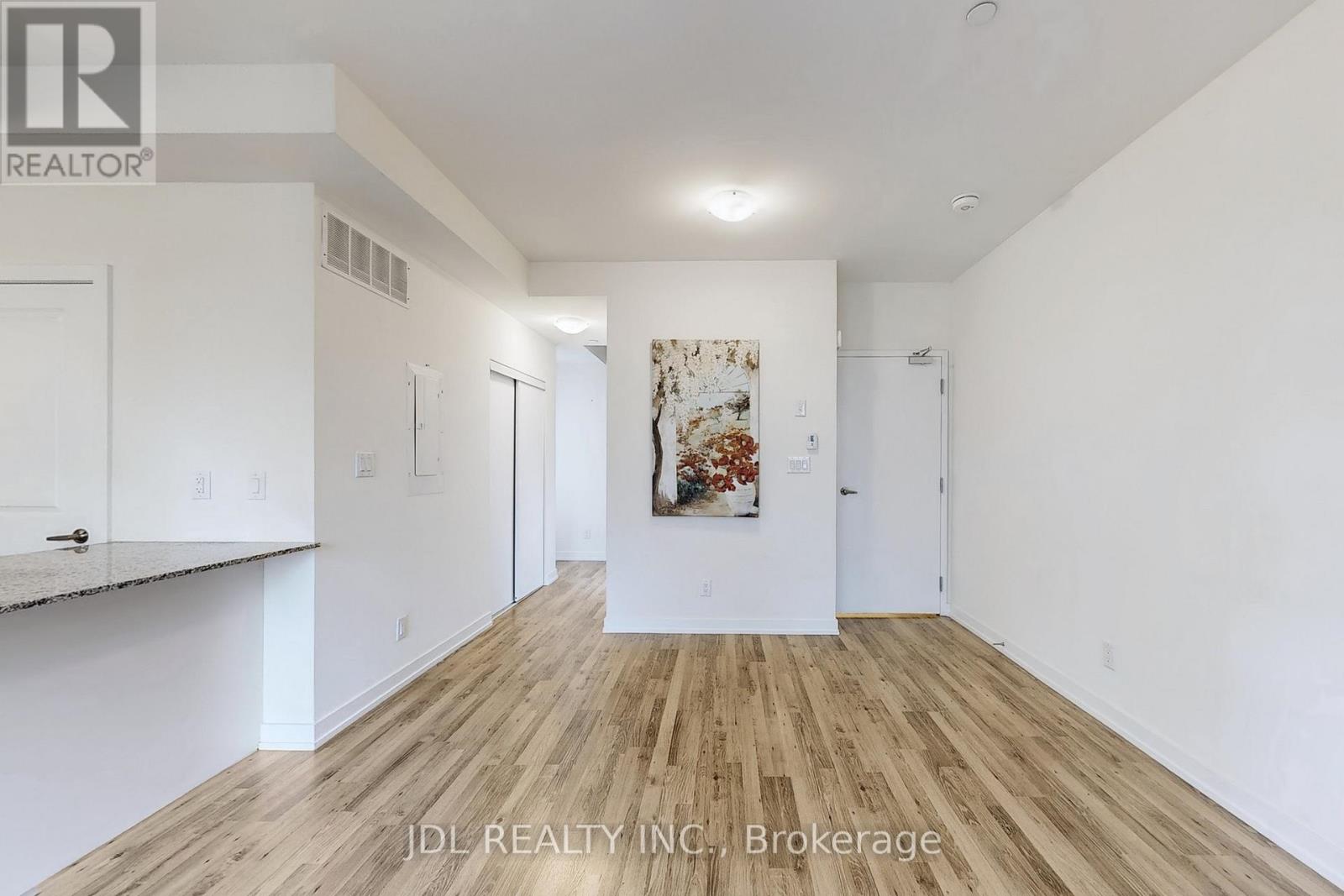 112 - 370 Red Maple Road Property Photo 10
