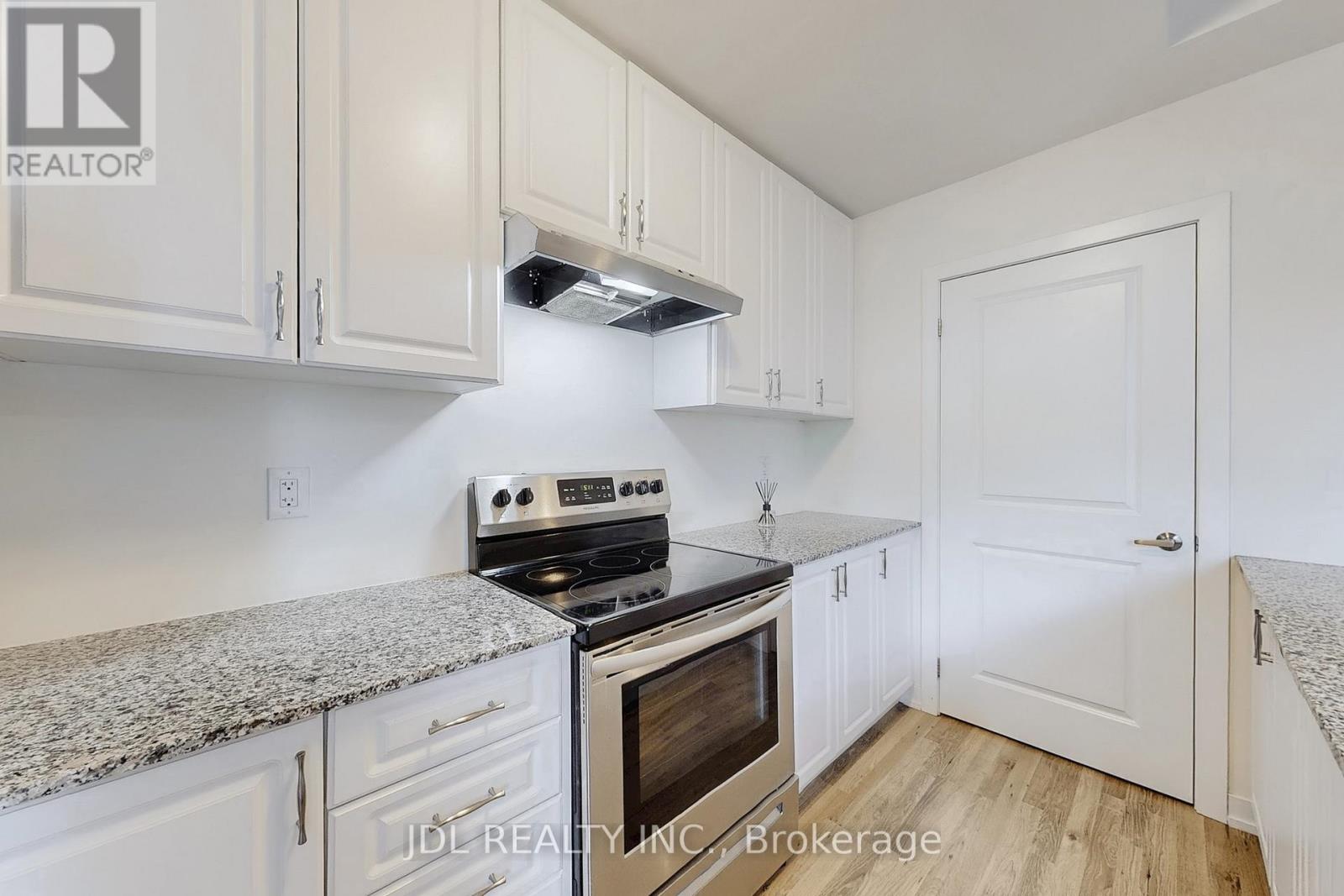 112 - 370 Red Maple Road Property Photo 12