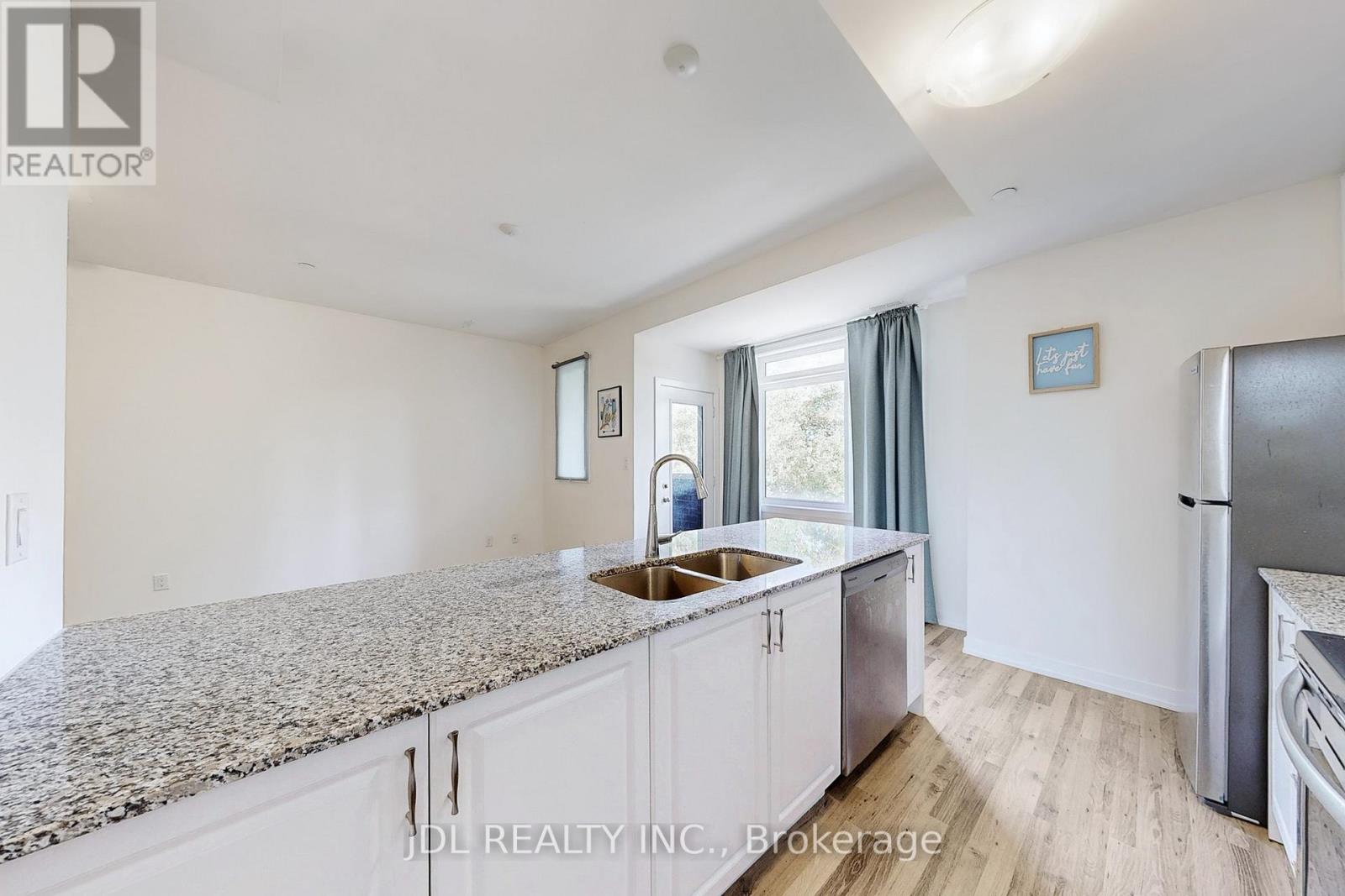 112 - 370 Red Maple Road Property Photo 14