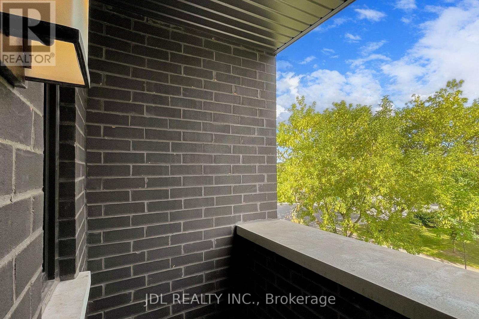 112 - 370 Red Maple Road Property Photo 16