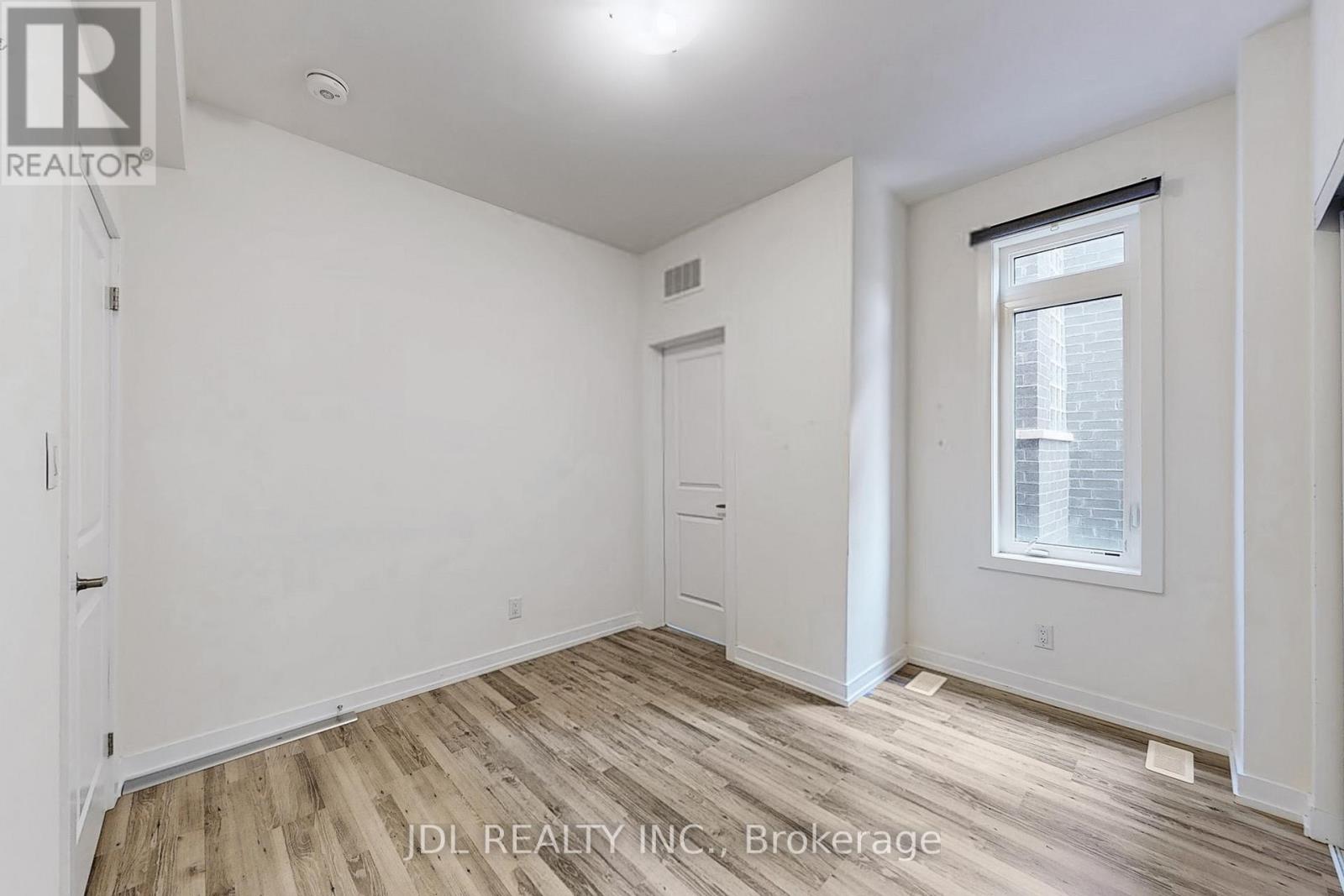 112 - 370 Red Maple Road Property Photo 26