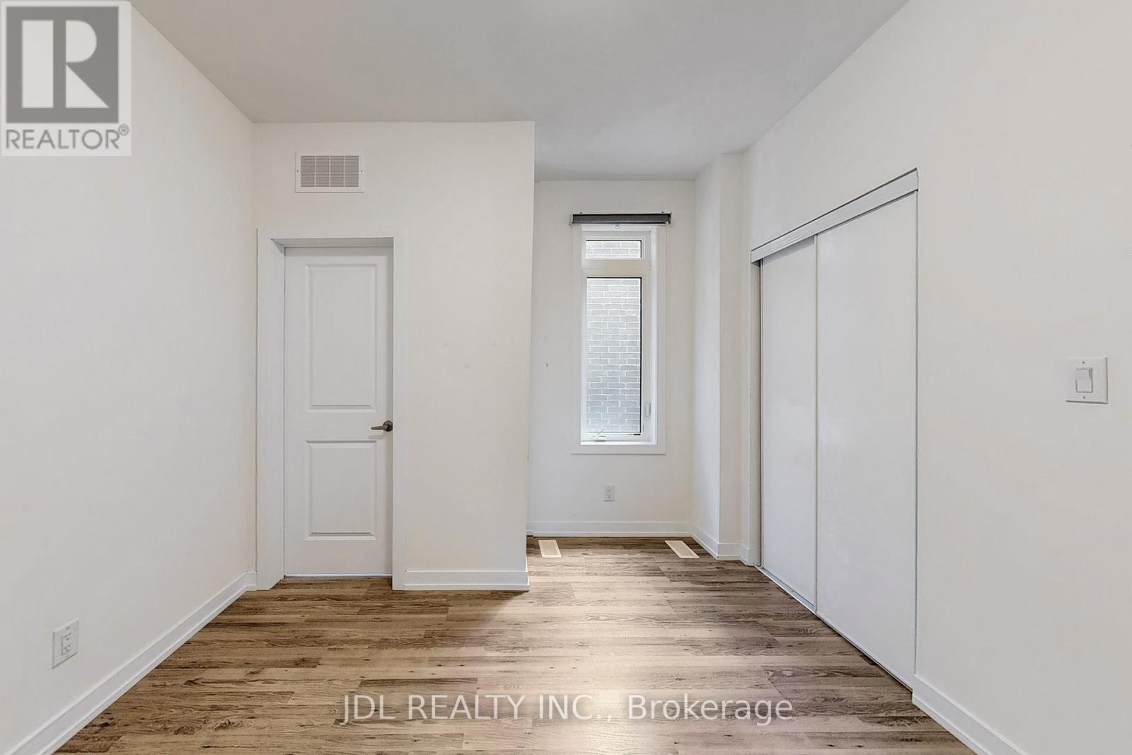 112 - 370 Red Maple Road Property Photo 27