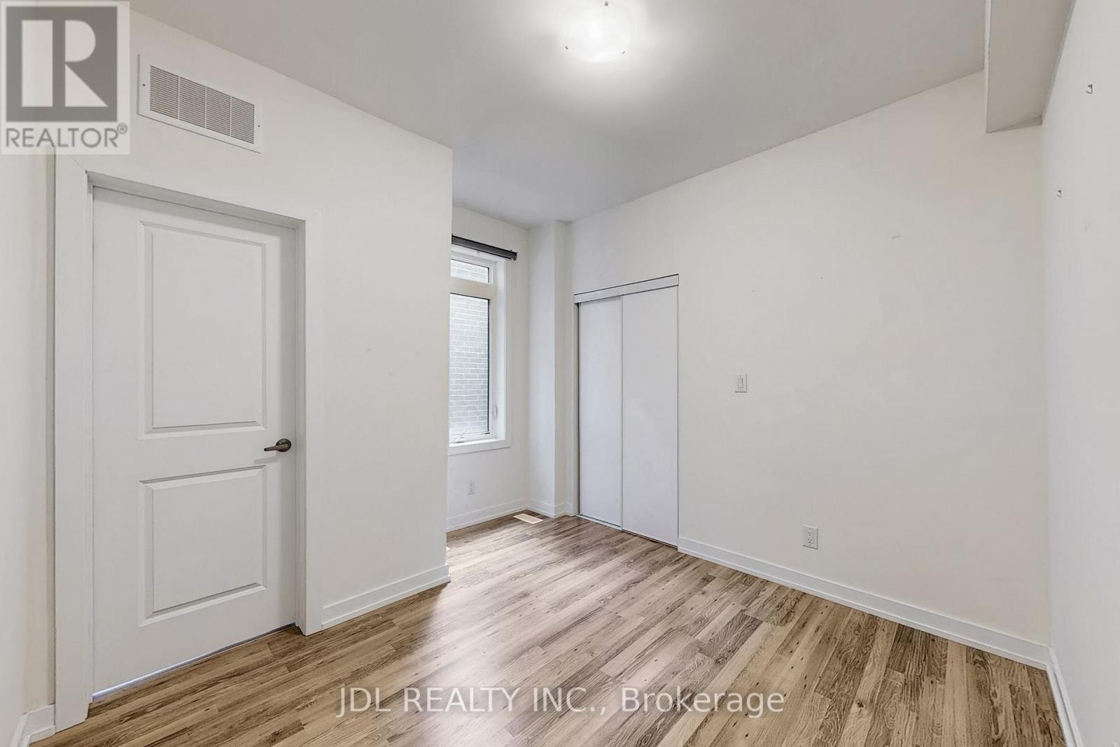 112 - 370 Red Maple Road Property Photo 28