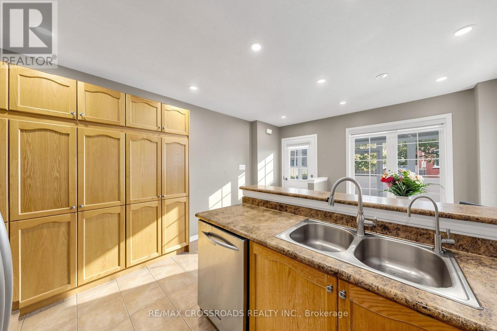 41 Prince Charles Way Property Photo 6